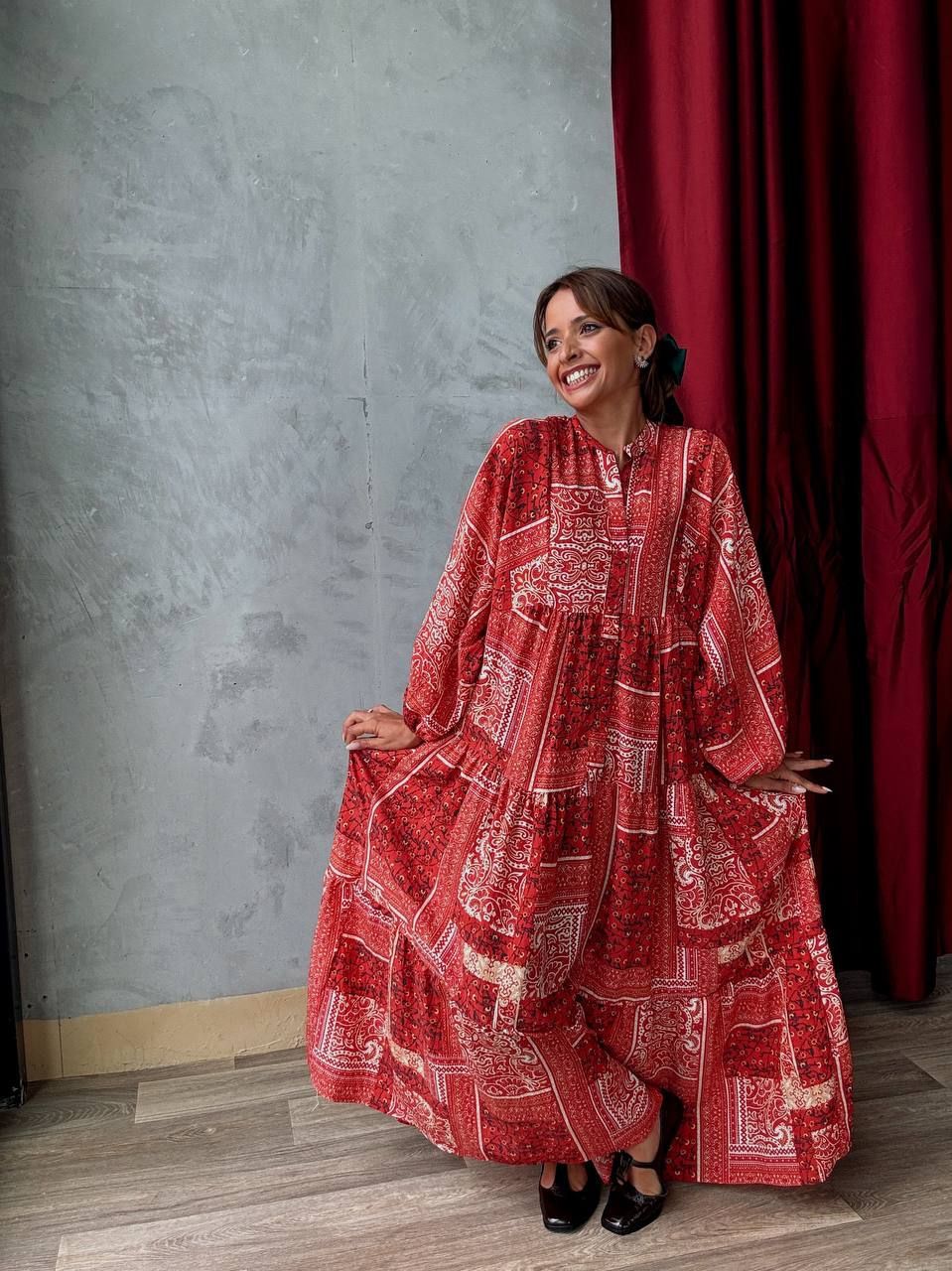 Robe longue rouge à imprimé bandana – coupe ample et manches bouffantes  - AEL001-599 - Fenomen Paris