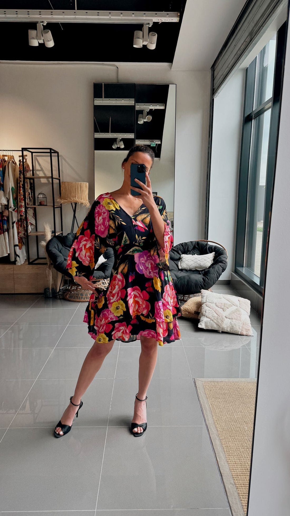 Robe courte noire à imprimé fleuri coloré - AEL061-000-F - Fenomen Paris