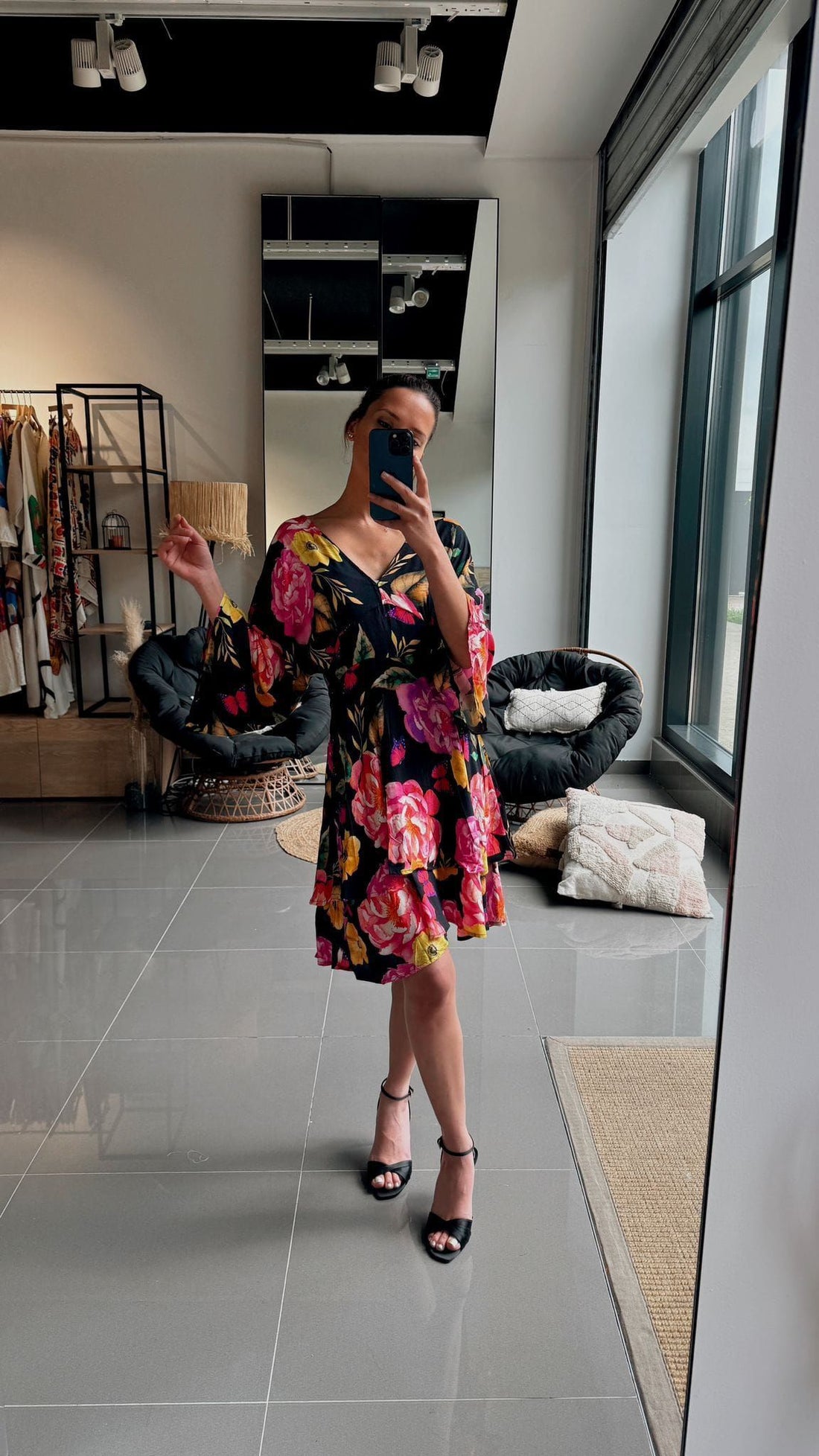 Robe courte noire à imprimé fleuri coloré - AEL061-000-F - Fenomen Paris