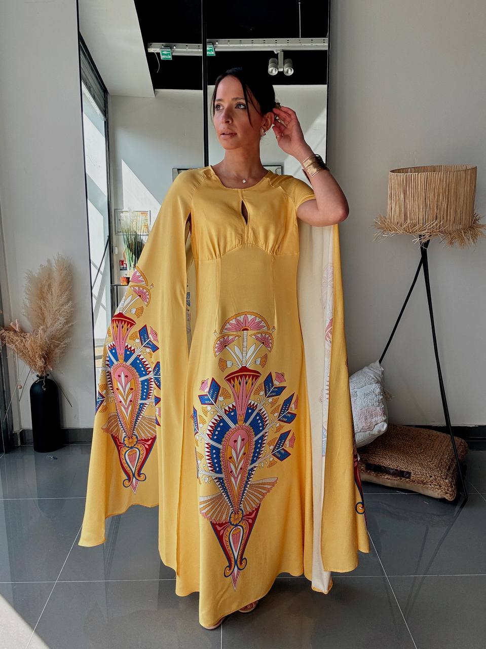 Robe Longue Fluide Jaune Imprimé Ethnique – Manches Cape - Fenomen Paris