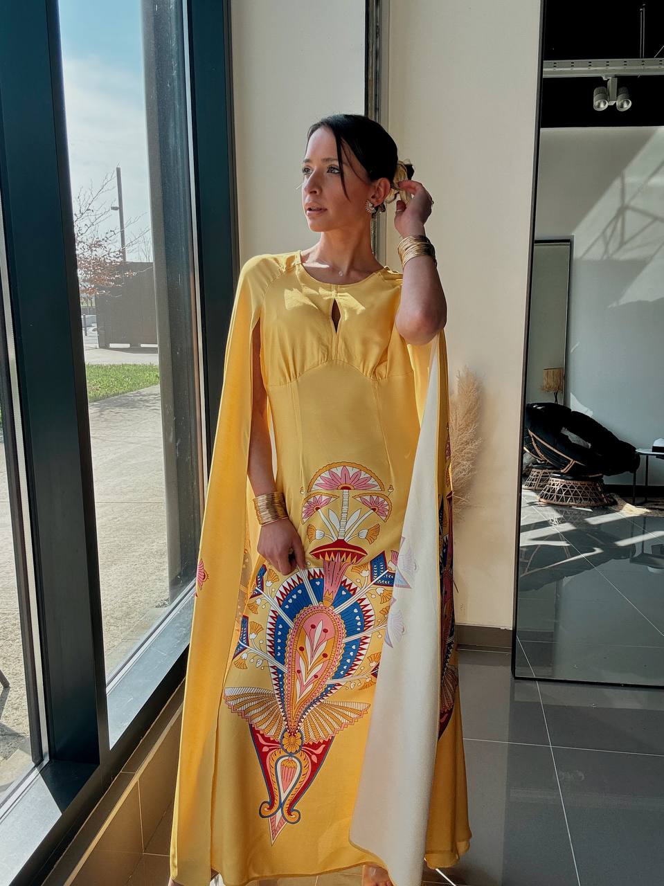 Robe Longue Fluide Jaune Imprimé Ethnique – Manches Cape - Fenomen Paris