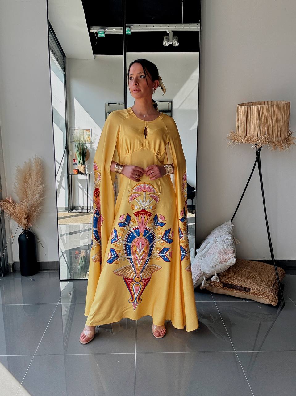 Robe Longue Fluide Jaune Imprimé Ethnique – Manches Cape - Fenomen Paris