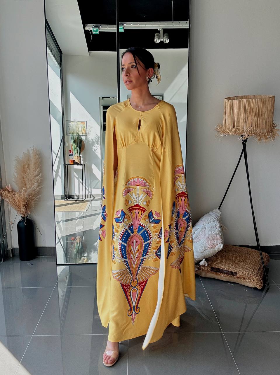Robe Longue Fluide Jaune Imprimé Ethnique – Manches Cape - Fenomen Paris