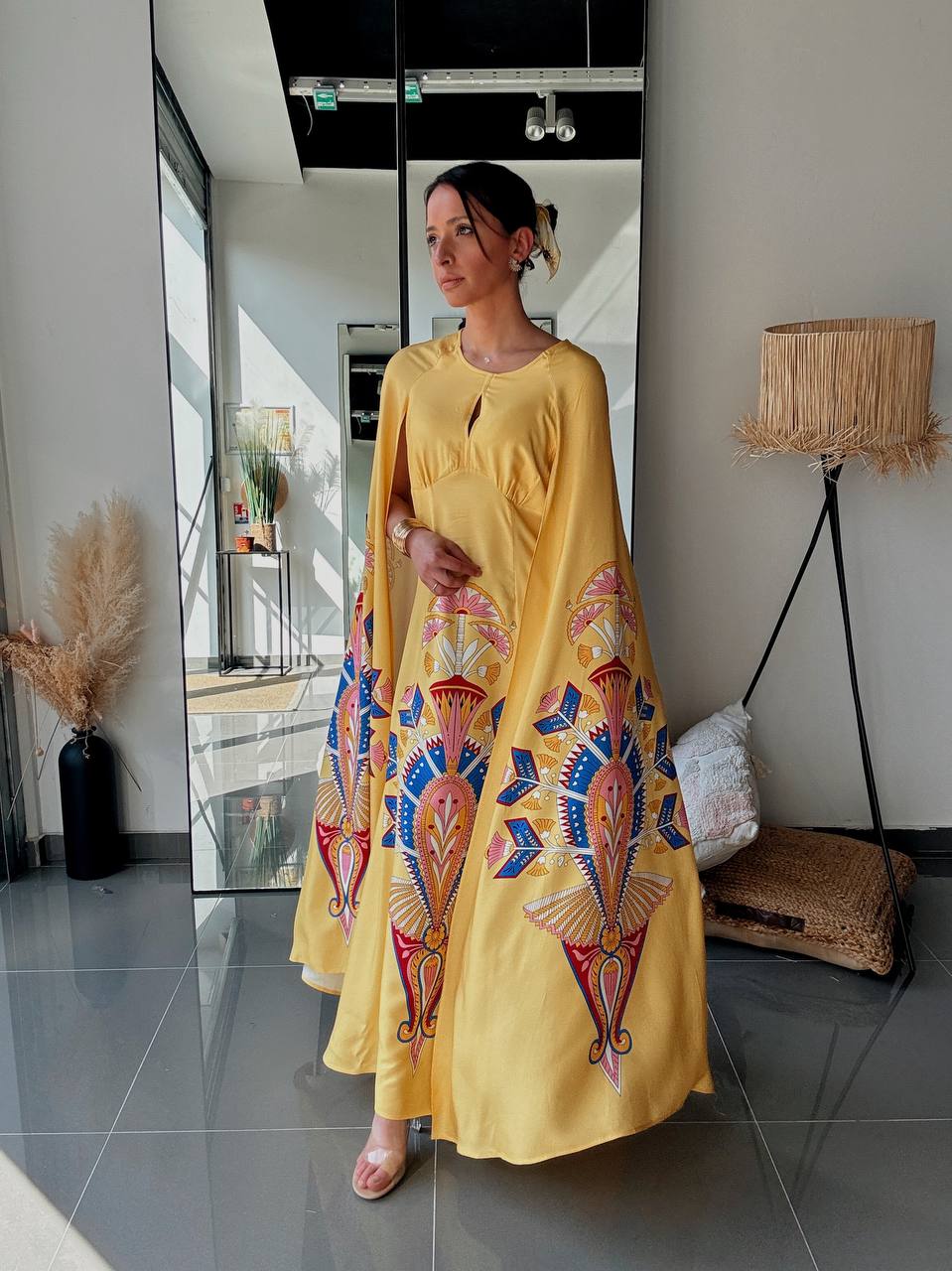 Robe Longue Fluide Jaune Imprimé Ethnique – Manches Cape - Fenomen Paris