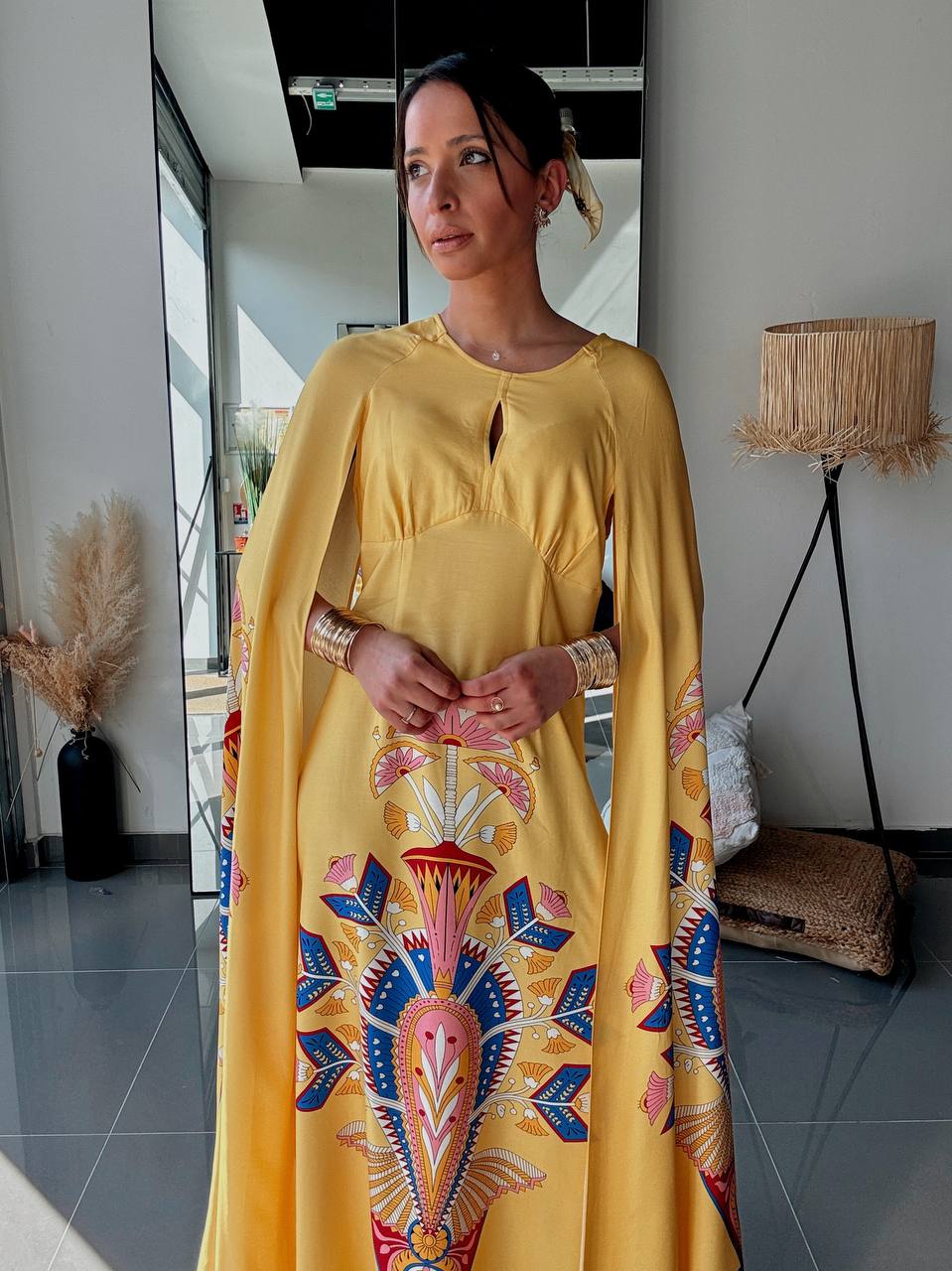 Robe Longue Fluide Jaune Imprimé Ethnique – Manches Cape - Fenomen Paris