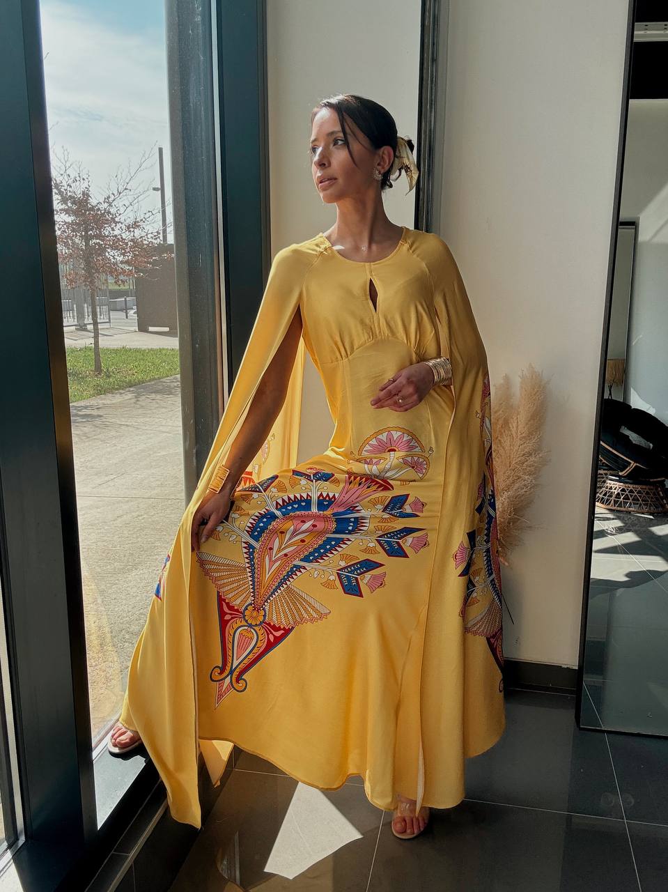Robe Longue Fluide Jaune Imprimé Ethnique – Manches Cape - Fenomen Paris
