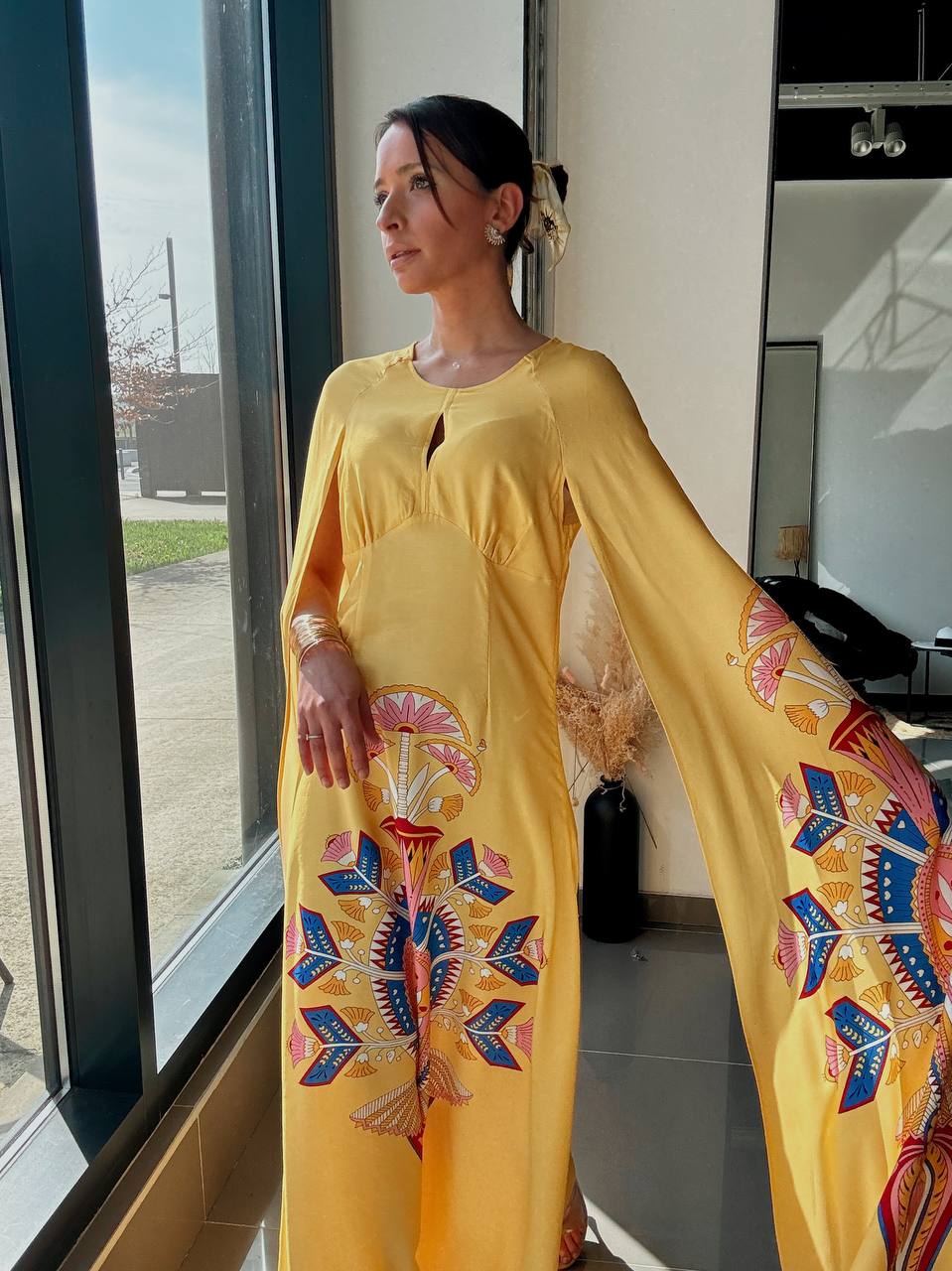 Robe Longue Fluide Jaune Imprimé Ethnique – Manches Cape - Fenomen Paris