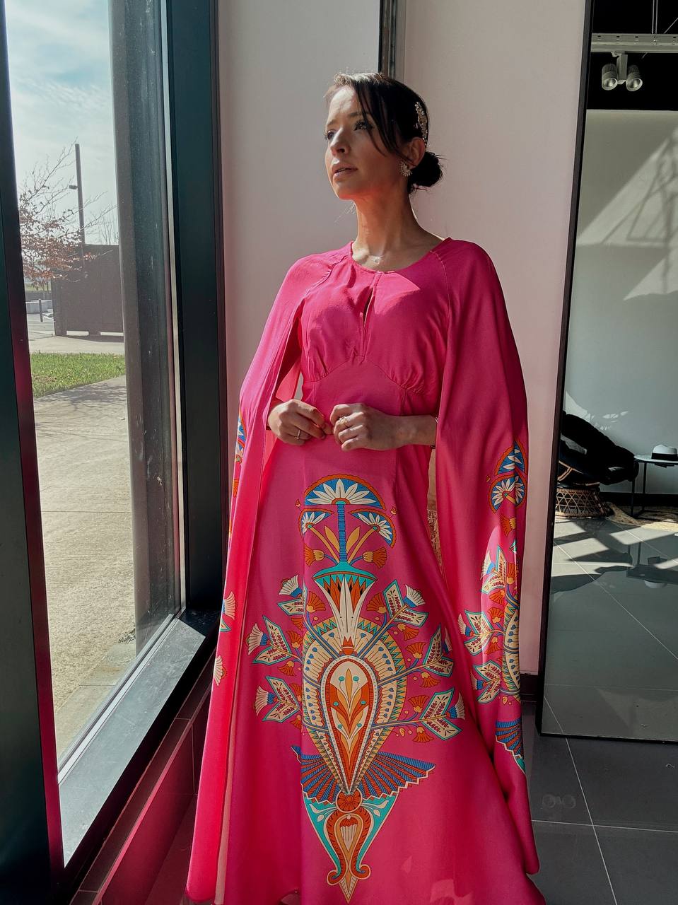 Robe Longue Fluide Rose Imprimé Ethnique – Manches Cape - Fenomen Paris