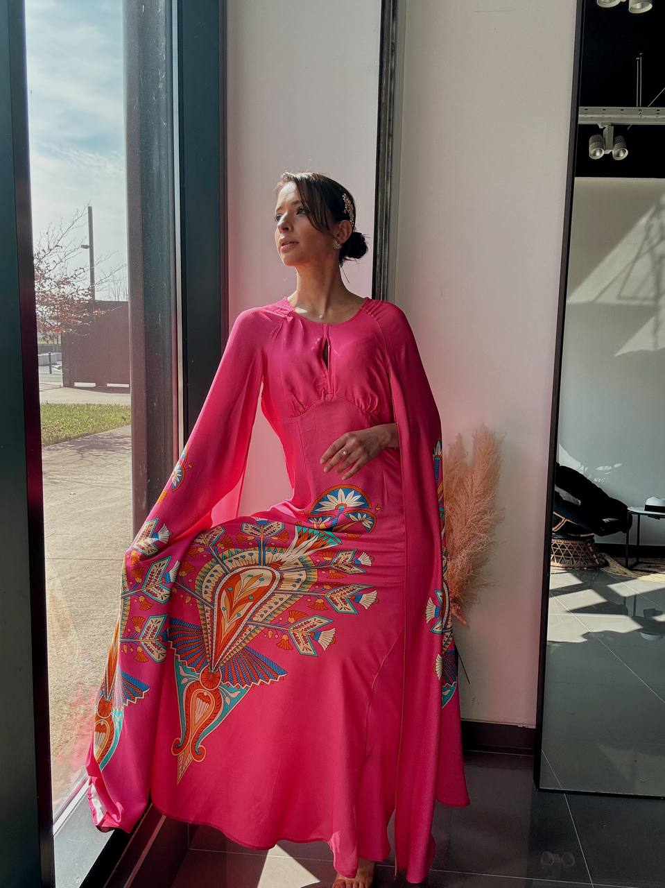Robe Longue Fluide Rose Imprimé Ethnique – Manches Cape - Fenomen Paris