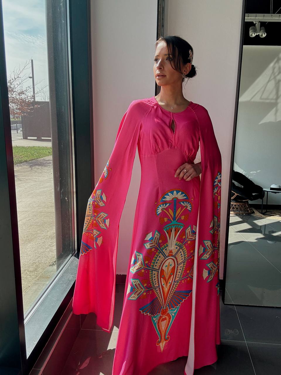 Robe Longue Fluide Rose Imprimé Ethnique – Manches Cape - Fenomen Paris