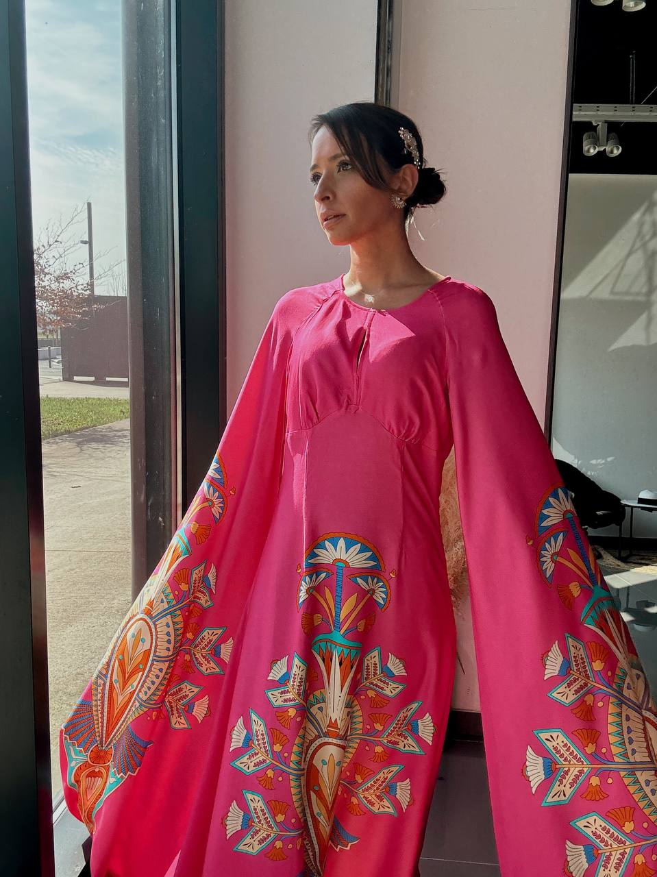 Robe Longue Fluide Rose Imprimé Ethnique – Manches Cape - Fenomen Paris