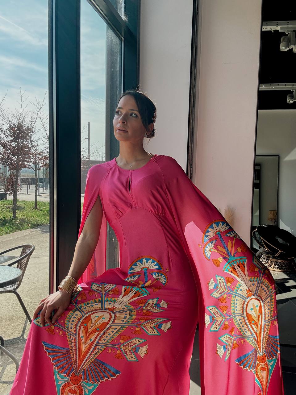 Robe Longue Fluide Rose Imprimé Ethnique – Manches Cape - Fenomen Paris