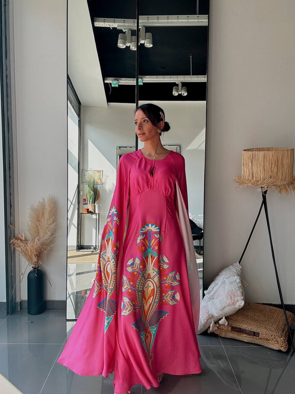 Robe Longue Fluide Rose Imprimé Ethnique – Manches Cape - Fenomen Paris