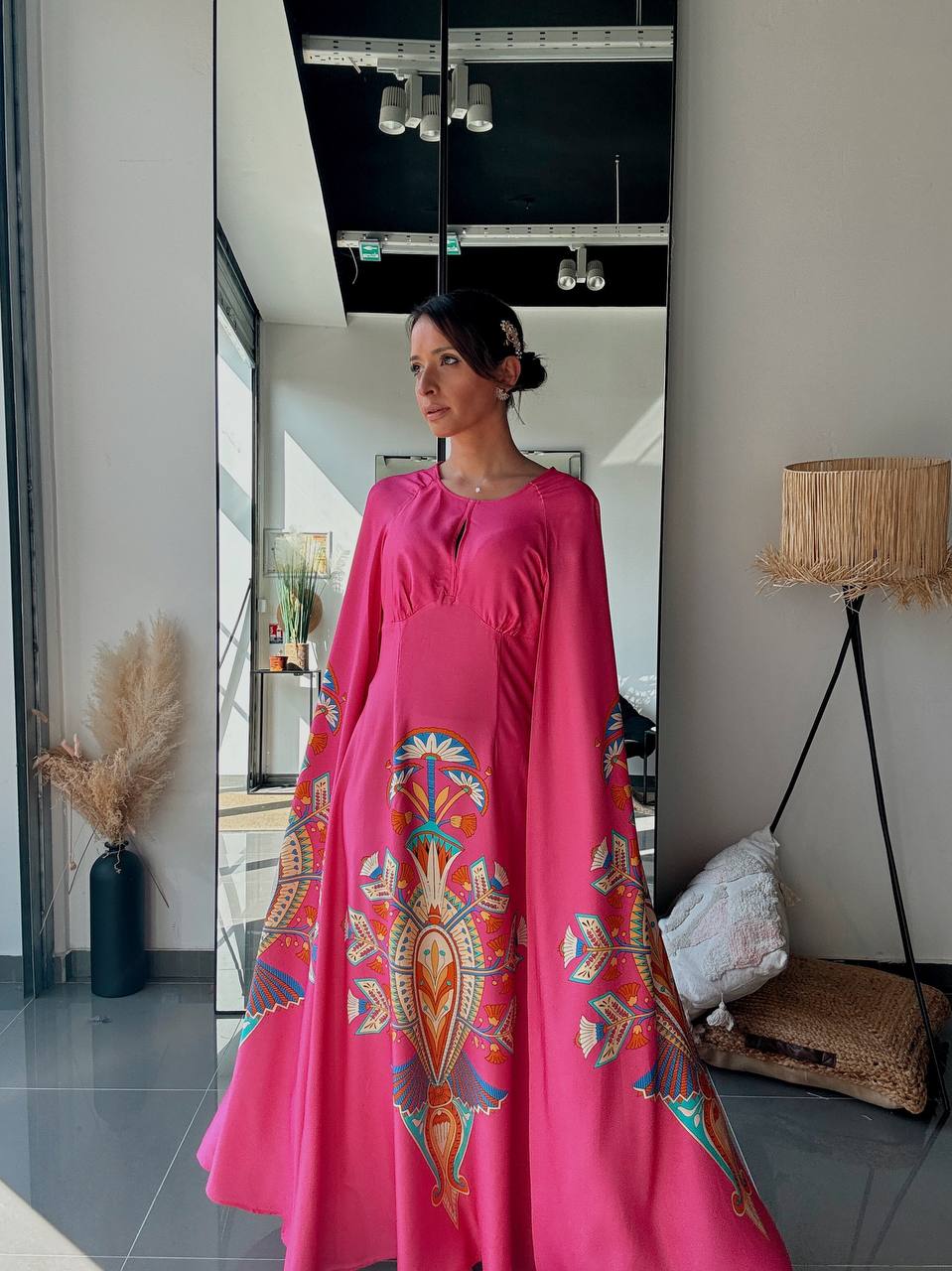 Robe Longue Fluide Rose Imprimé Ethnique – Manches Cape - Fenomen Paris