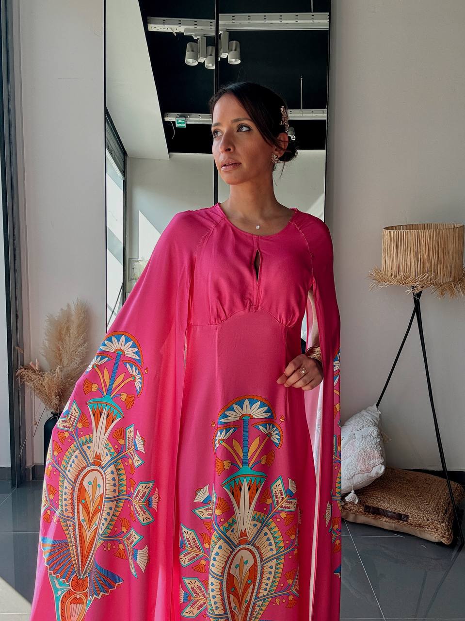 Robe Longue Fluide Rose Imprimé Ethnique – Manches Cape - Fenomen Paris