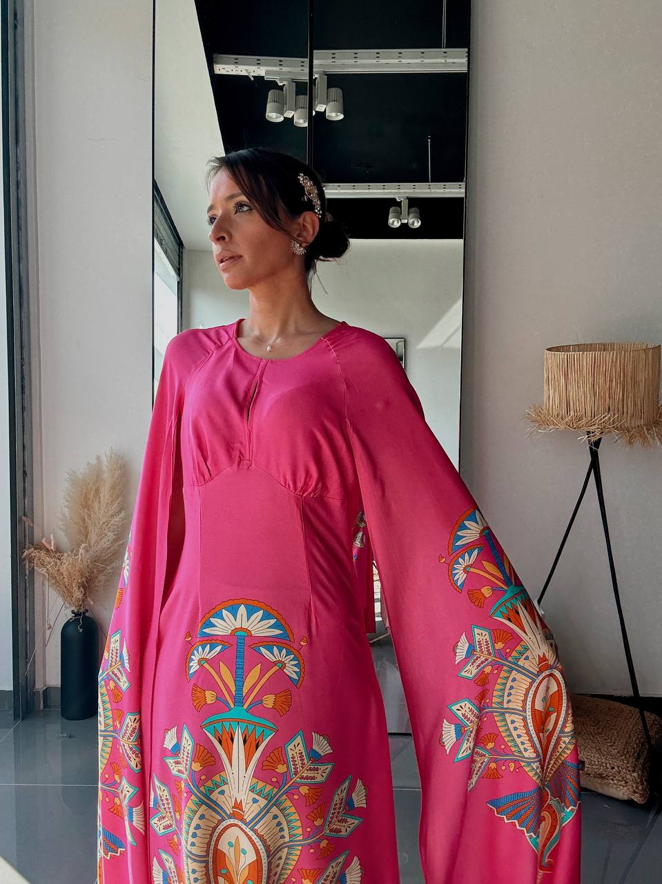 Robe Longue Fluide Rose Imprimé Ethnique – Manches Cape - Fenomen Paris