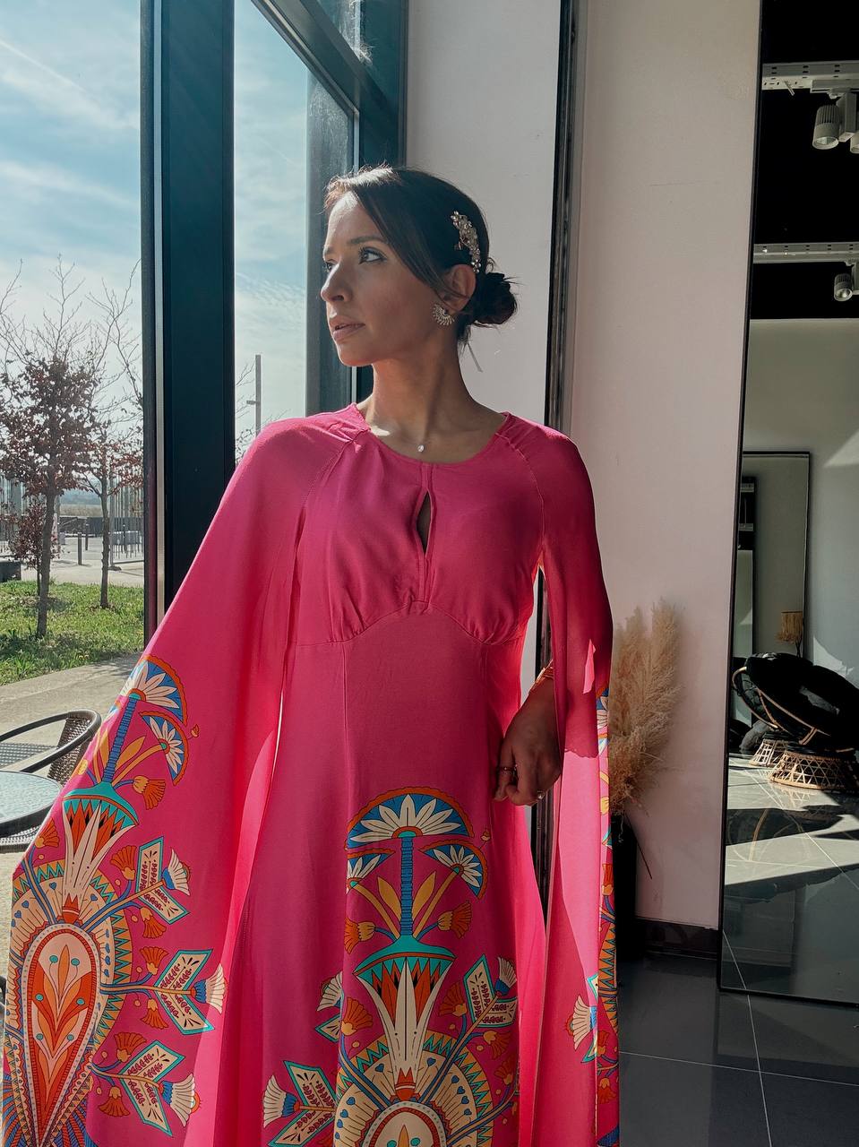 Robe Longue Fluide Rose Imprimé Ethnique – Manches Cape - Fenomen Paris