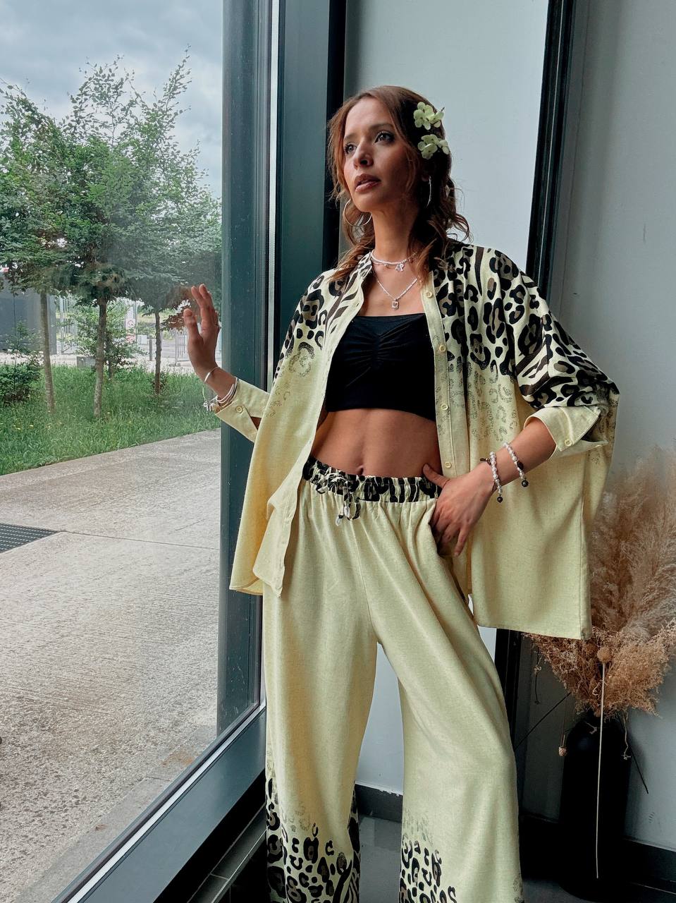 Ensemble Safari Chic Jaune – Chemise Oversize & Pantalon Fluide à Imprimé Animalier