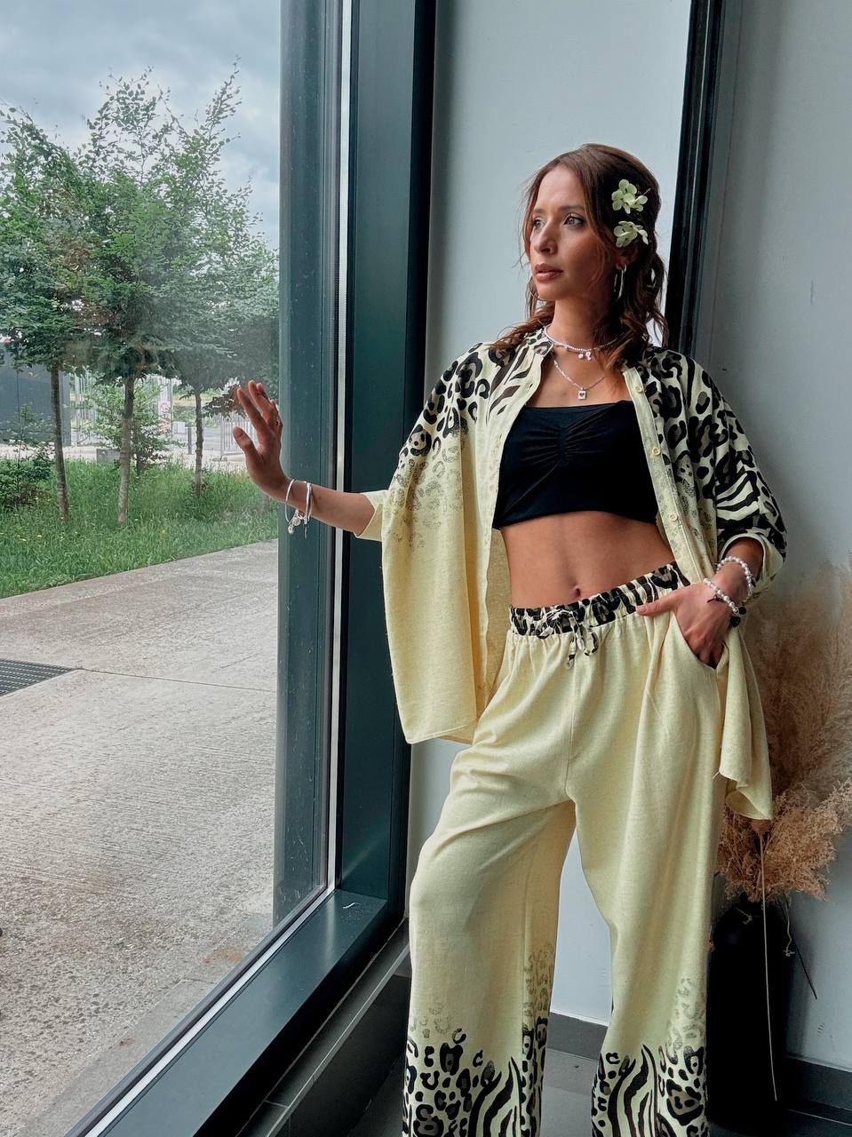 Ensemble Safari Chic Jaune – Chemise Oversize & Pantalon Fluide à Imprimé Animalier