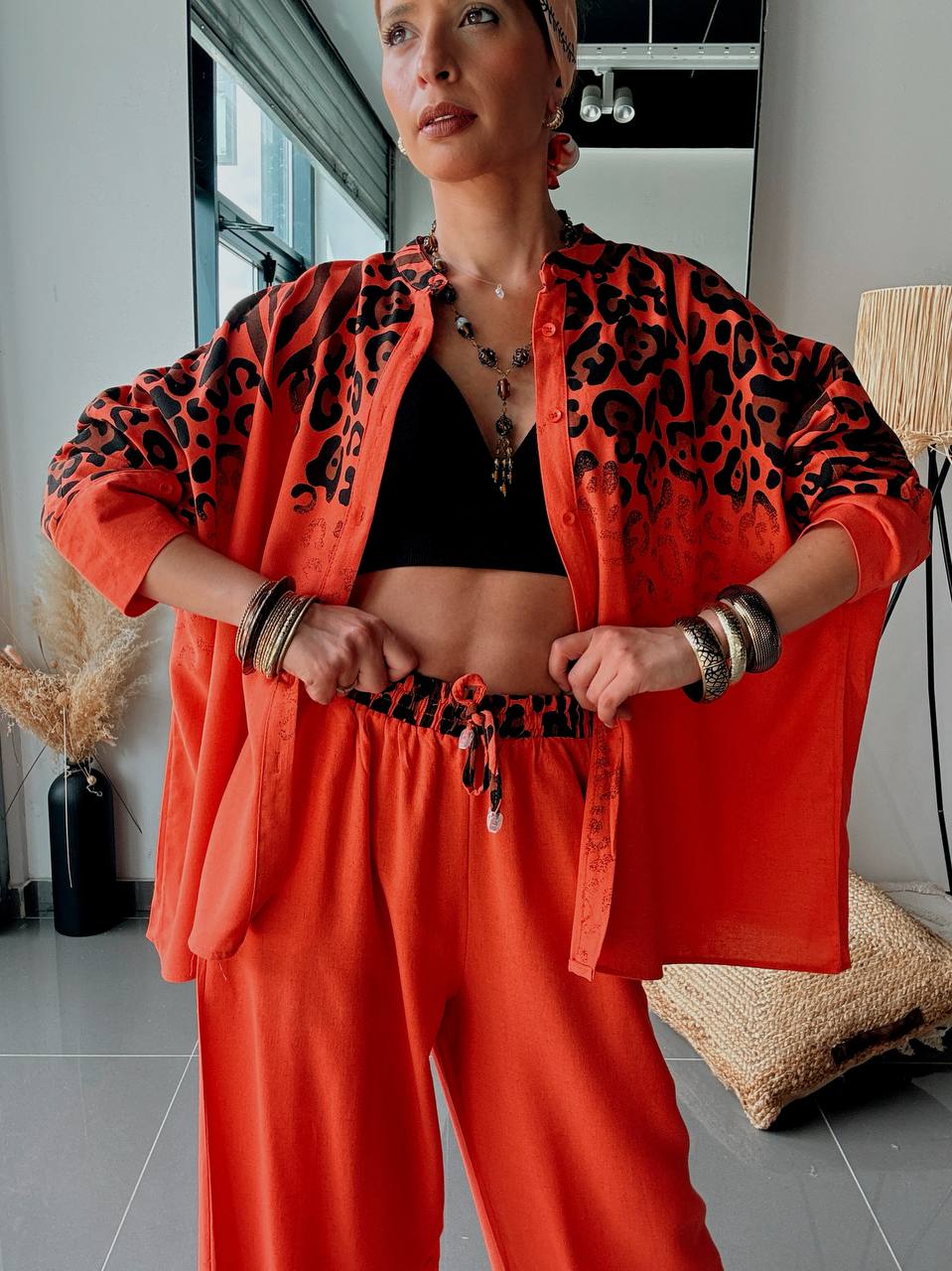 Ensemble Safari Chic Orange Corail – Chemise Oversize & Pantalon Large Imprimé Animalier
