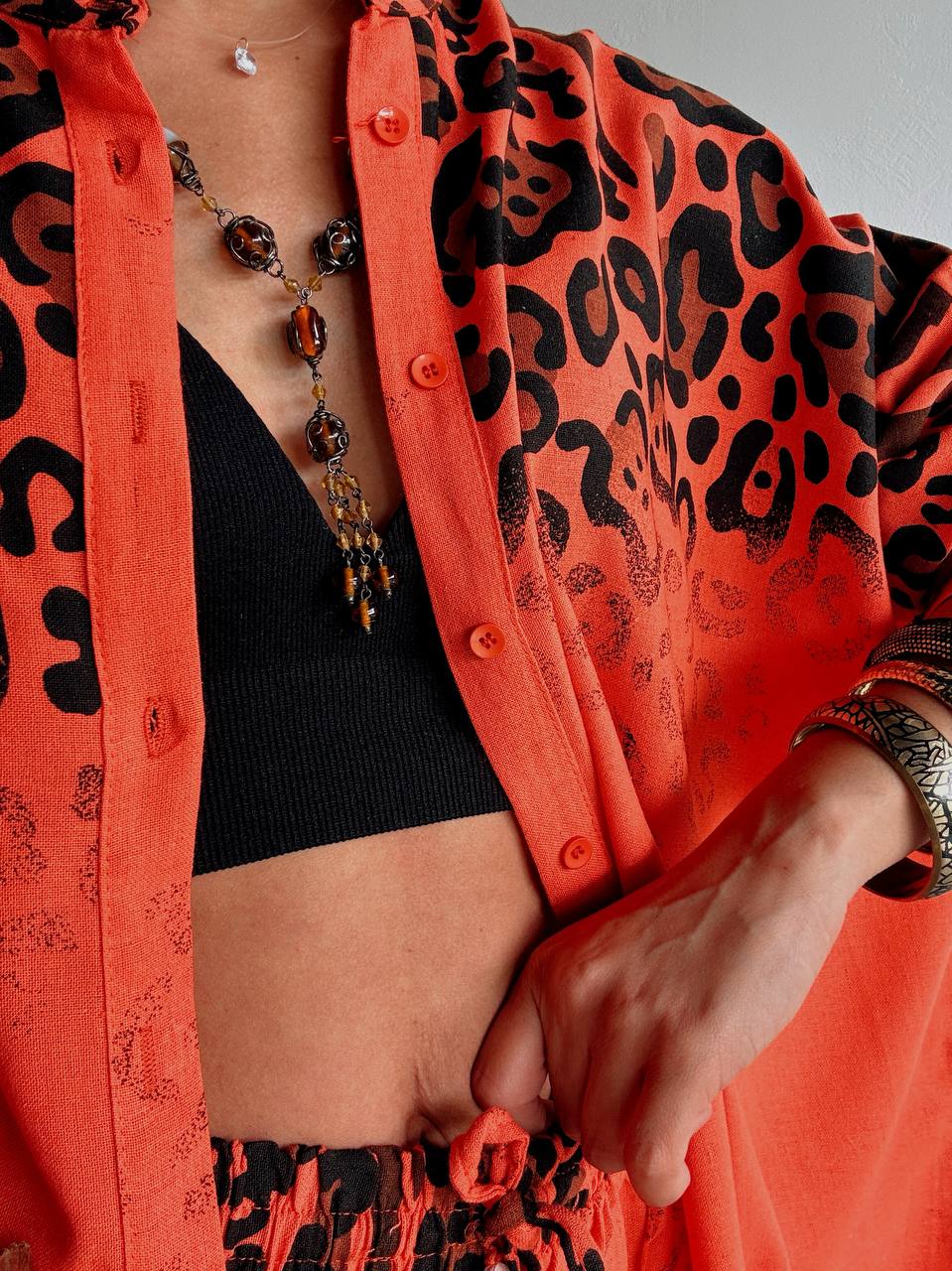 Ensemble Safari Chic Orange Corail – Chemise Oversize & Pantalon Large Imprimé Animalier