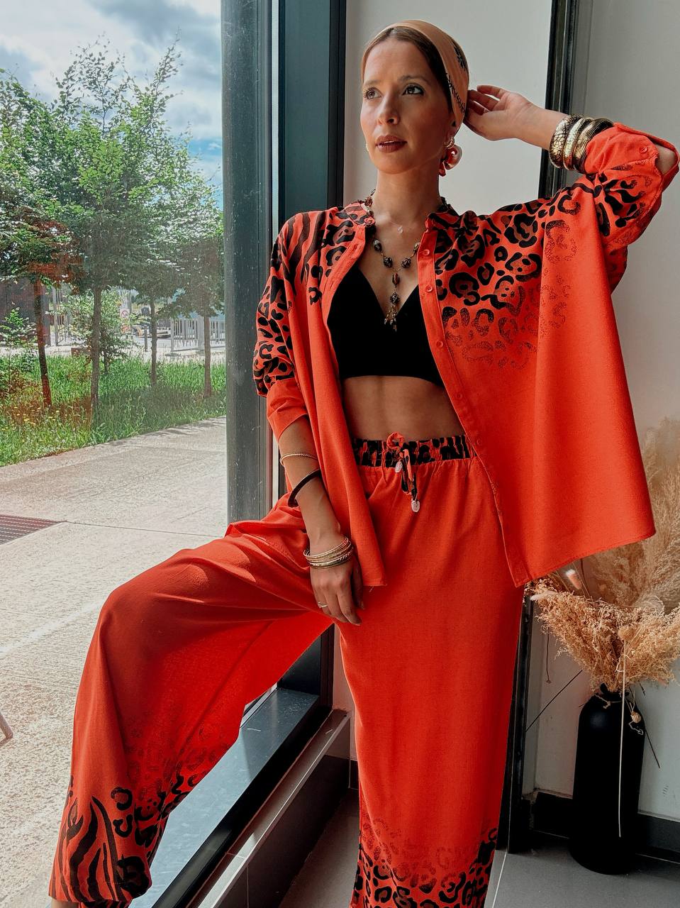 Ensemble Safari Chic Orange Corail – Chemise Oversize & Pantalon Large Imprimé Animalier
