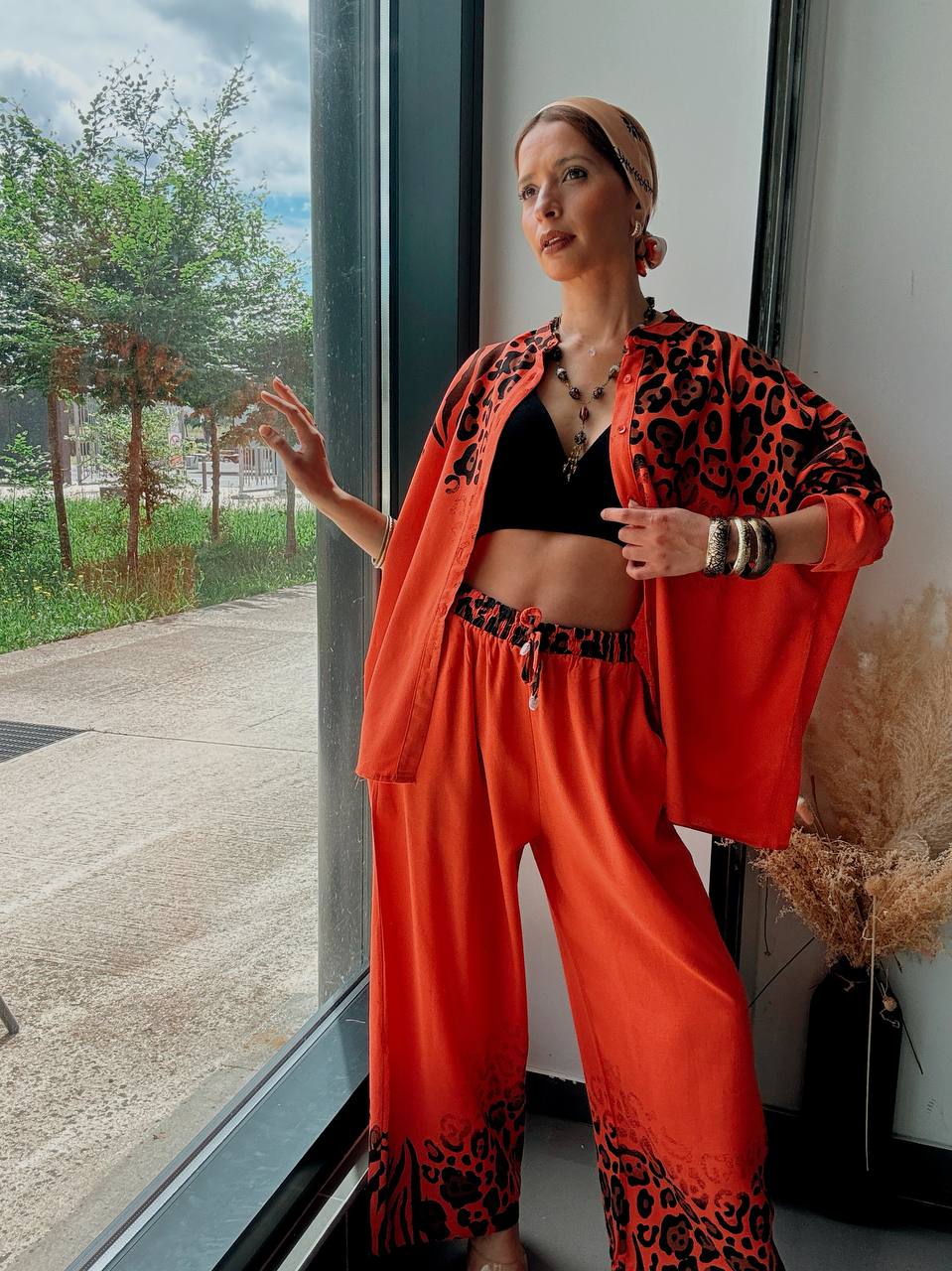 Ensemble Safari Chic Orange Corail – Chemise Oversize & Pantalon Large Imprimé Animalier