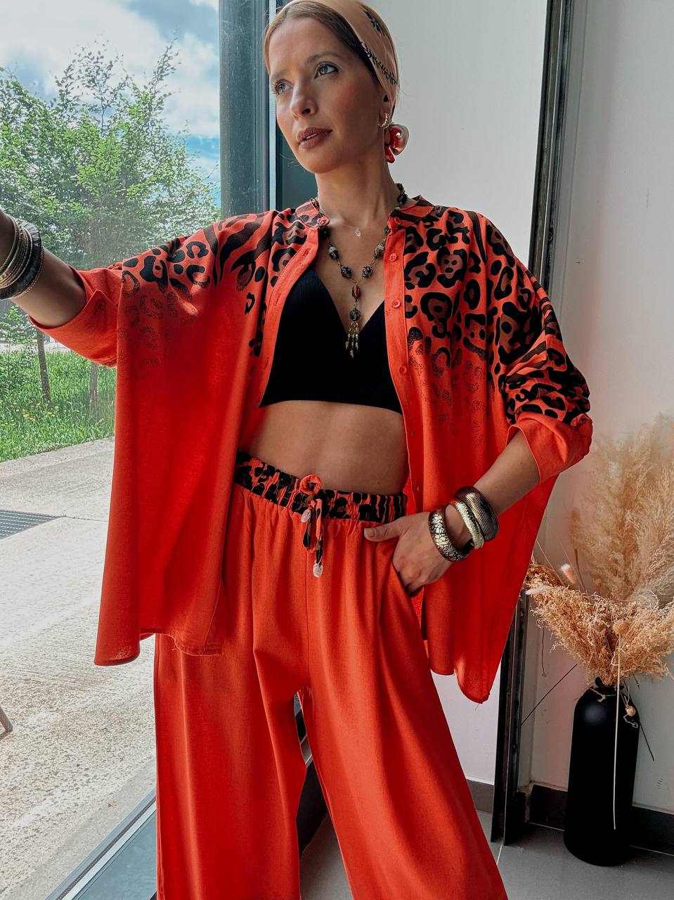 Ensemble Safari Chic Orange Corail – Chemise Oversize & Pantalon Large Imprimé Animalier