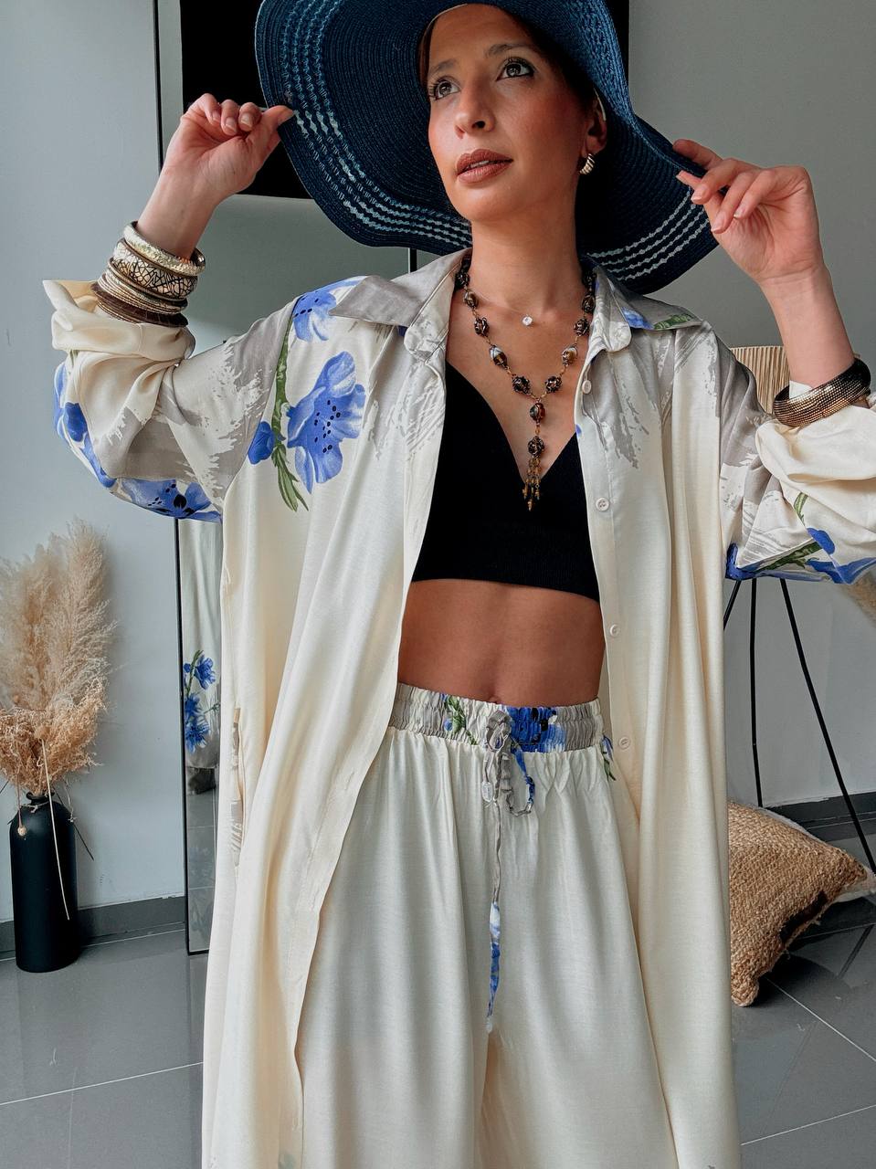 Ensemble Bohème Beige à Imprimé Floral Bleu – Fluidité & Élégance Naturelle