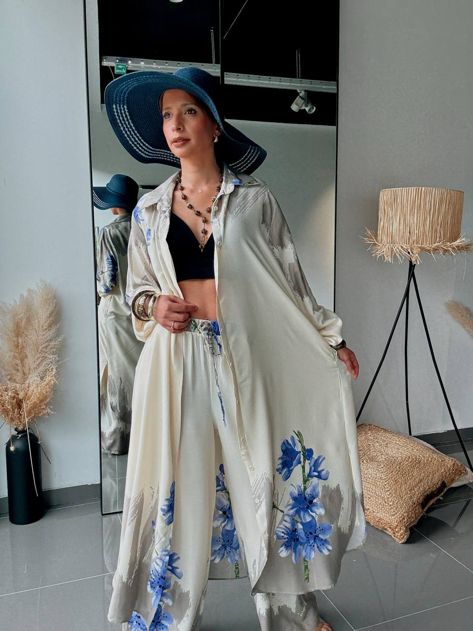 Ensemble Bohème Beige à Imprimé Floral Bleu – Fluidité & Élégance Naturelle