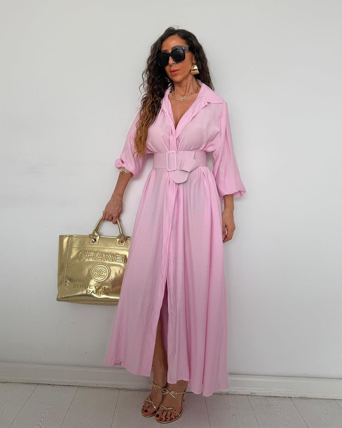 Robe Chemise Longue Rose Poudré – Élégance Romantique & Silhouette Sublimée