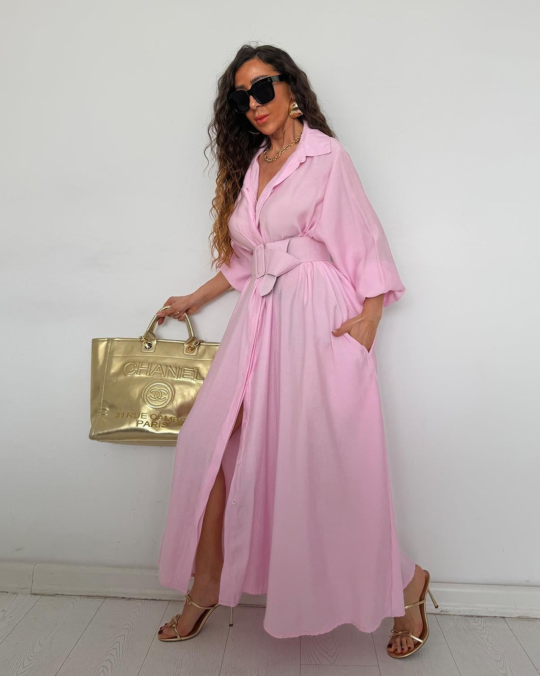 Robe Chemise Longue Rose Poudré – Élégance Romantique & Silhouette Sublimée