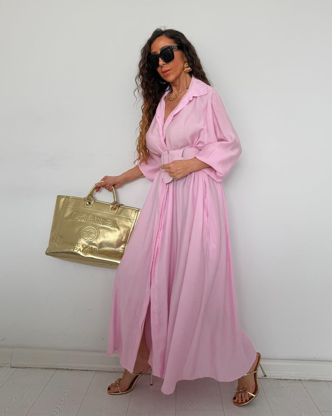 Robe Chemise Longue Rose Poudré – Élégance Romantique & Silhouette Sublimée