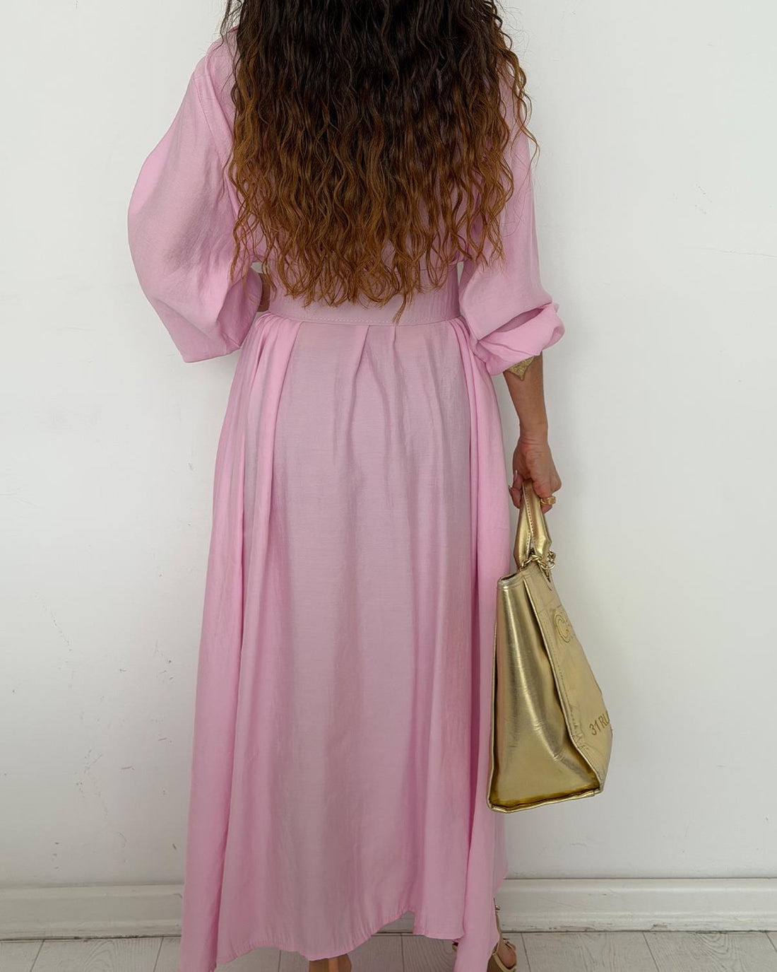 Robe Chemise Longue Rose Poudré – Élégance Romantique & Silhouette Sublimée