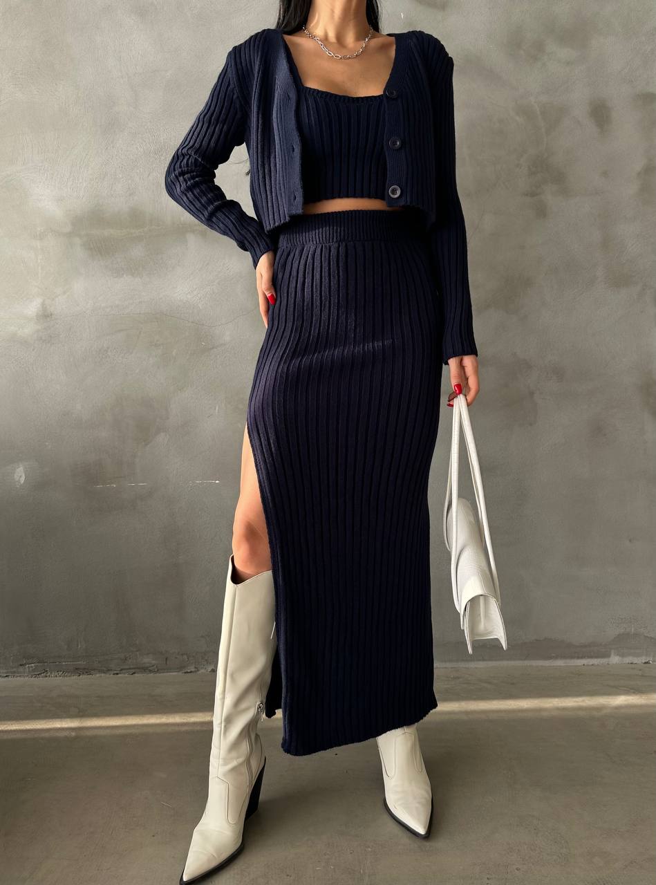 Ensemble 3 pièces : cardigan à boutons, crop top ajusté et jupe longue fendue