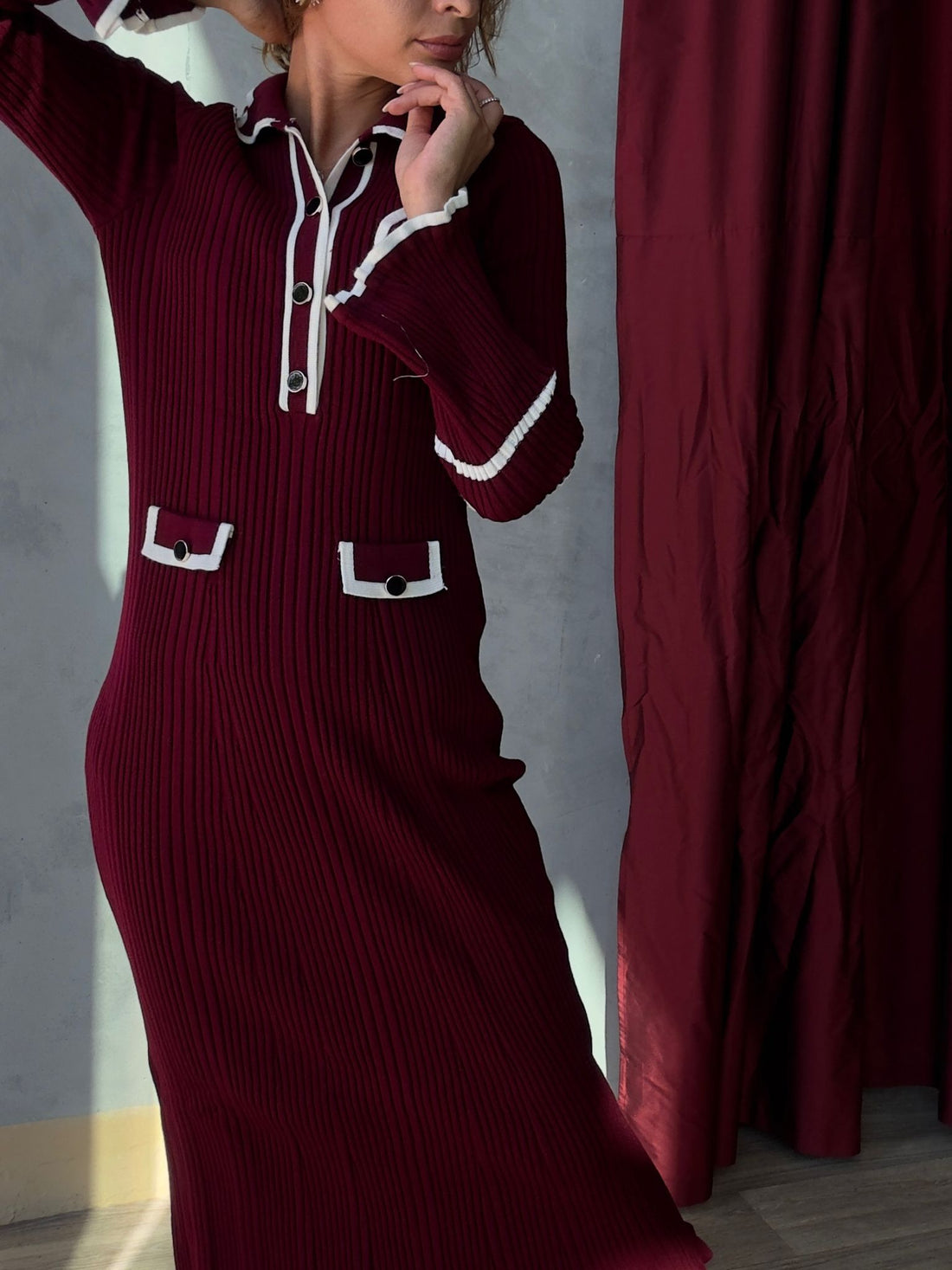 Robe en maille mi-longue avec col à rabat et décolleté en V