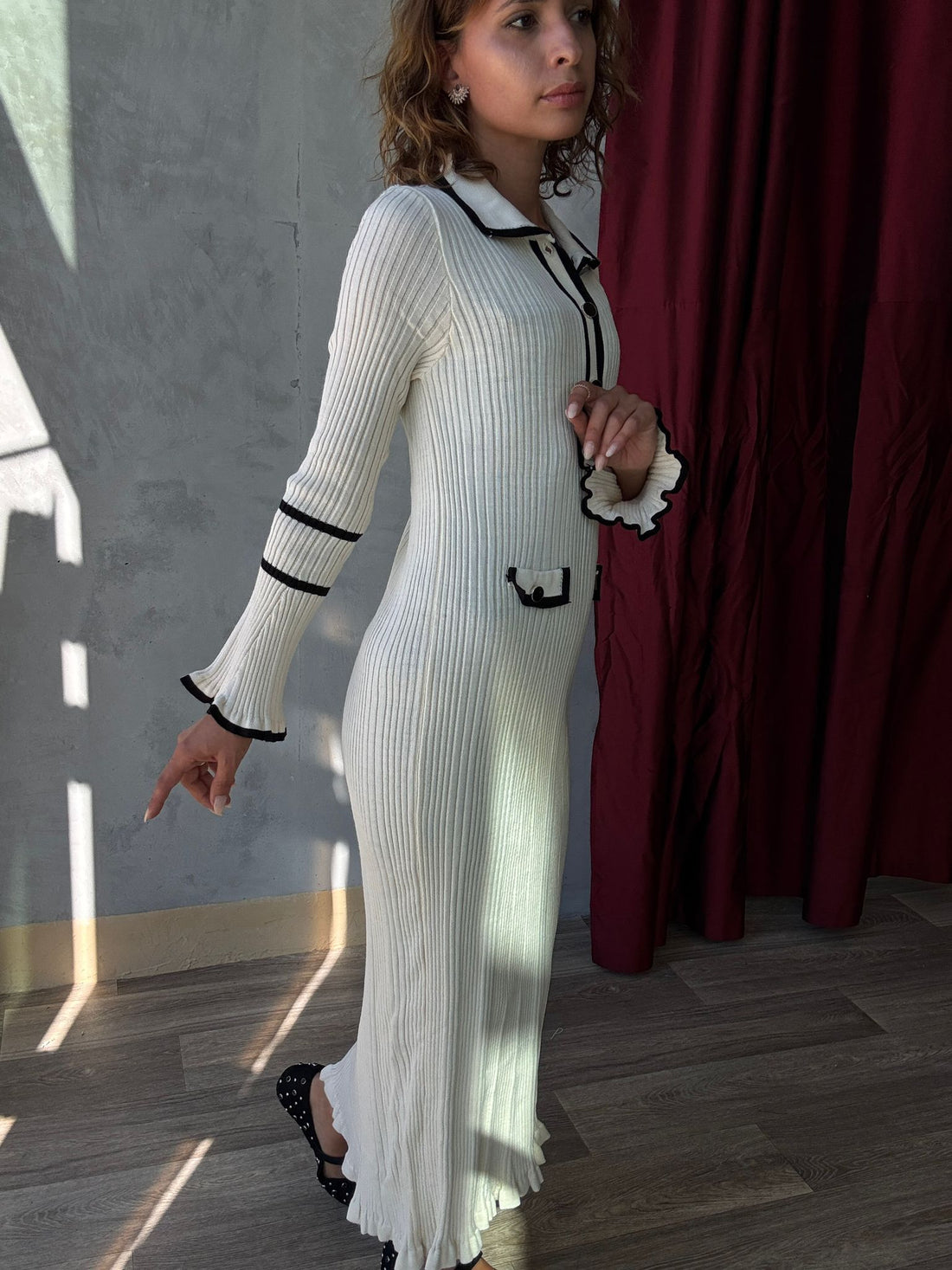 Robe en maille mi-longue avec col à rabat et décolleté en V