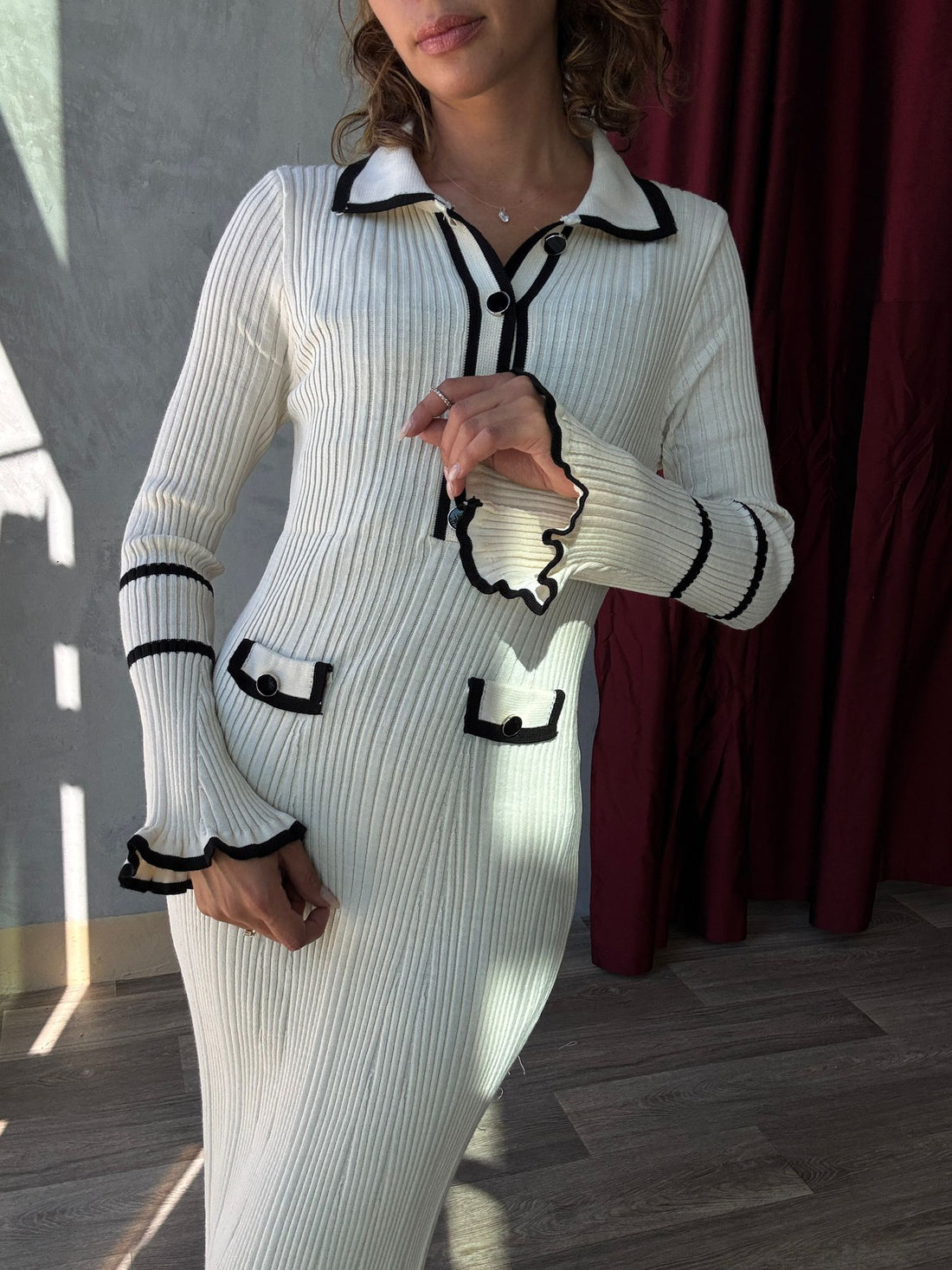 Robe en maille mi-longue avec col à rabat et décolleté en V