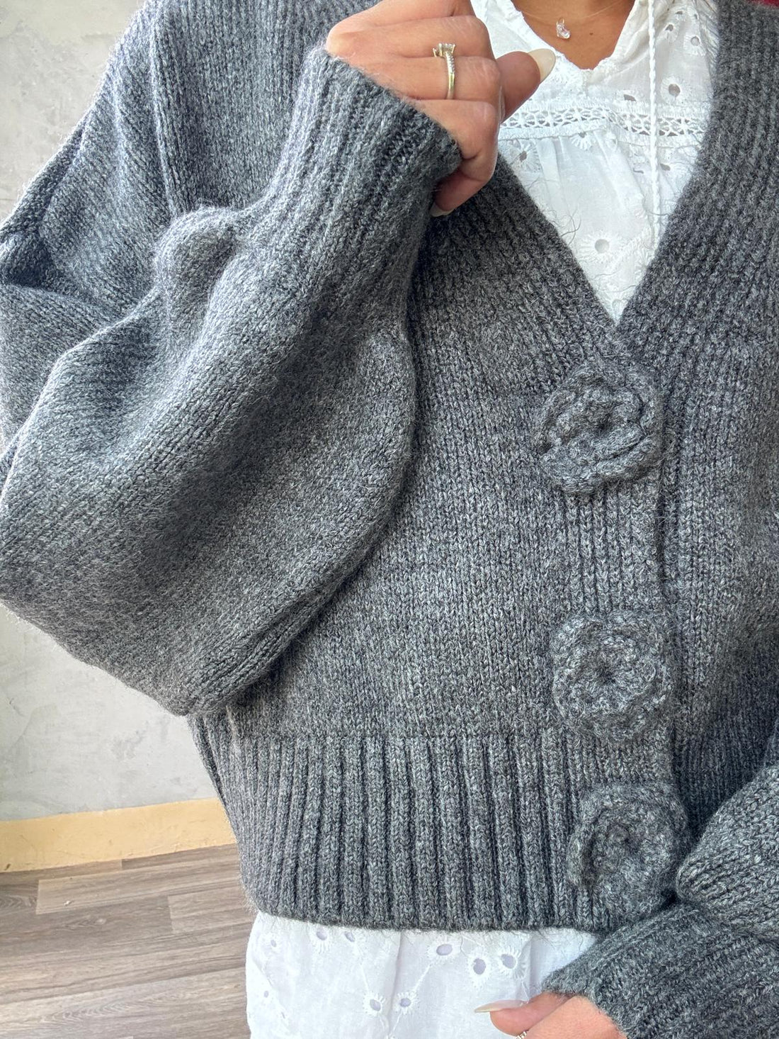 Gilet en maille ample avec boutons à motifs fleurs