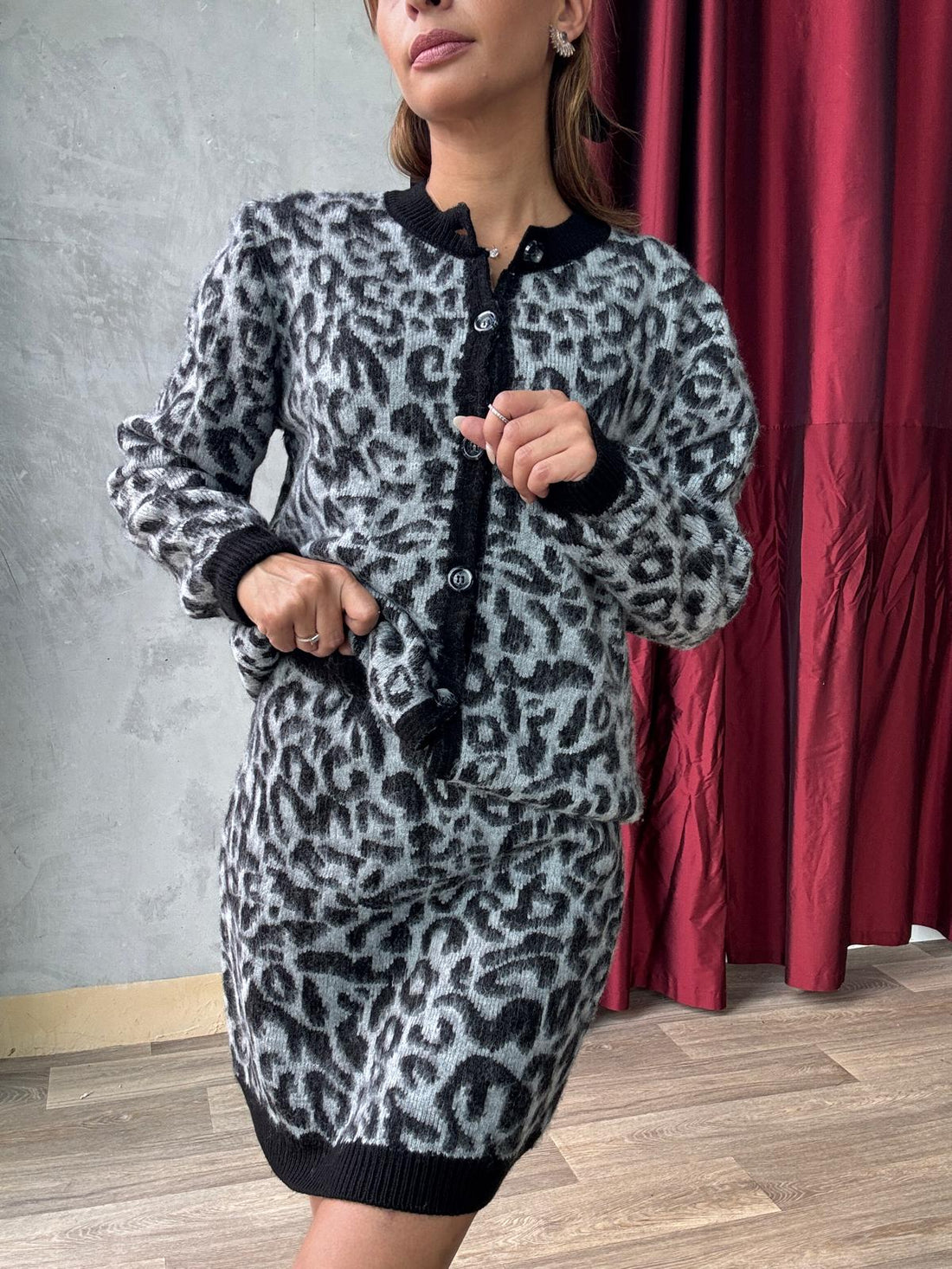 Ensemble En Maille Gilet Boutonné et Jupe Courte Assortie Motif Léopard