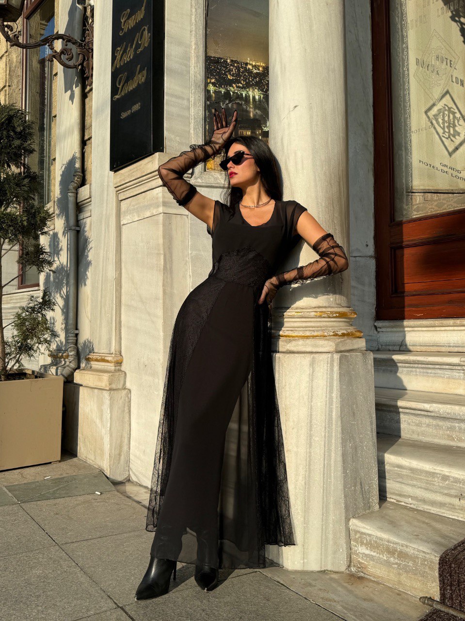 Robe Longue Noire Avec Tulle, Dentelle Et Doublure - Fenomen Paris