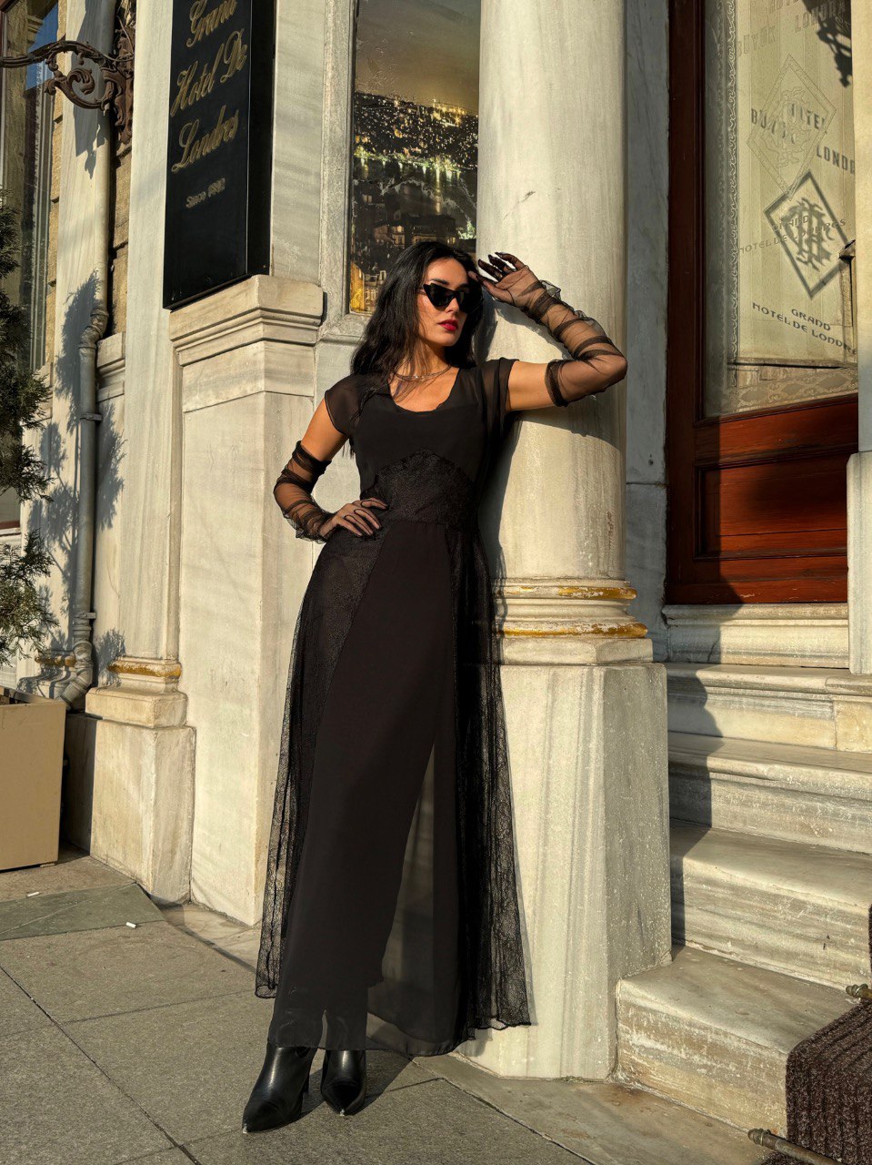 Robe Longue Noire Avec Tulle, Dentelle Et Doublure - Fenomen Paris