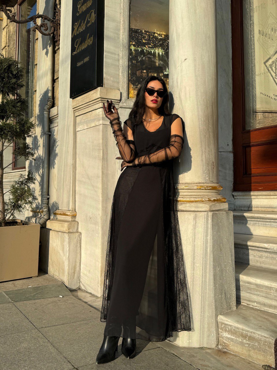Robe Longue Noire Avec Tulle, Dentelle Et Doublure - Fenomen Paris