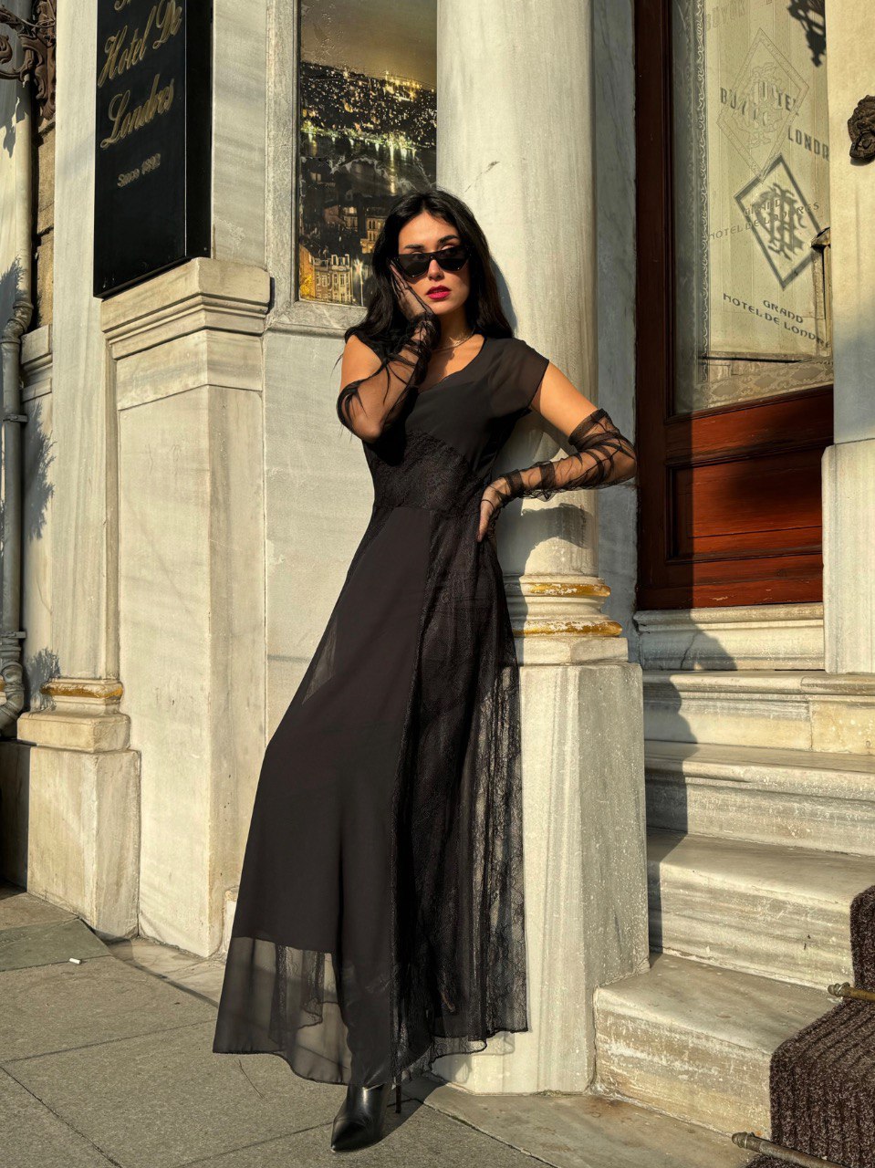 Robe Longue Noire Avec Tulle, Dentelle Et Doublure - Fenomen Paris
