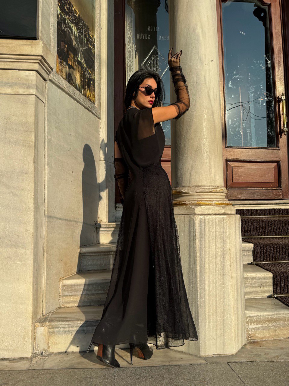 Robe Longue Noire Avec Tulle, Dentelle Et Doublure - Fenomen Paris