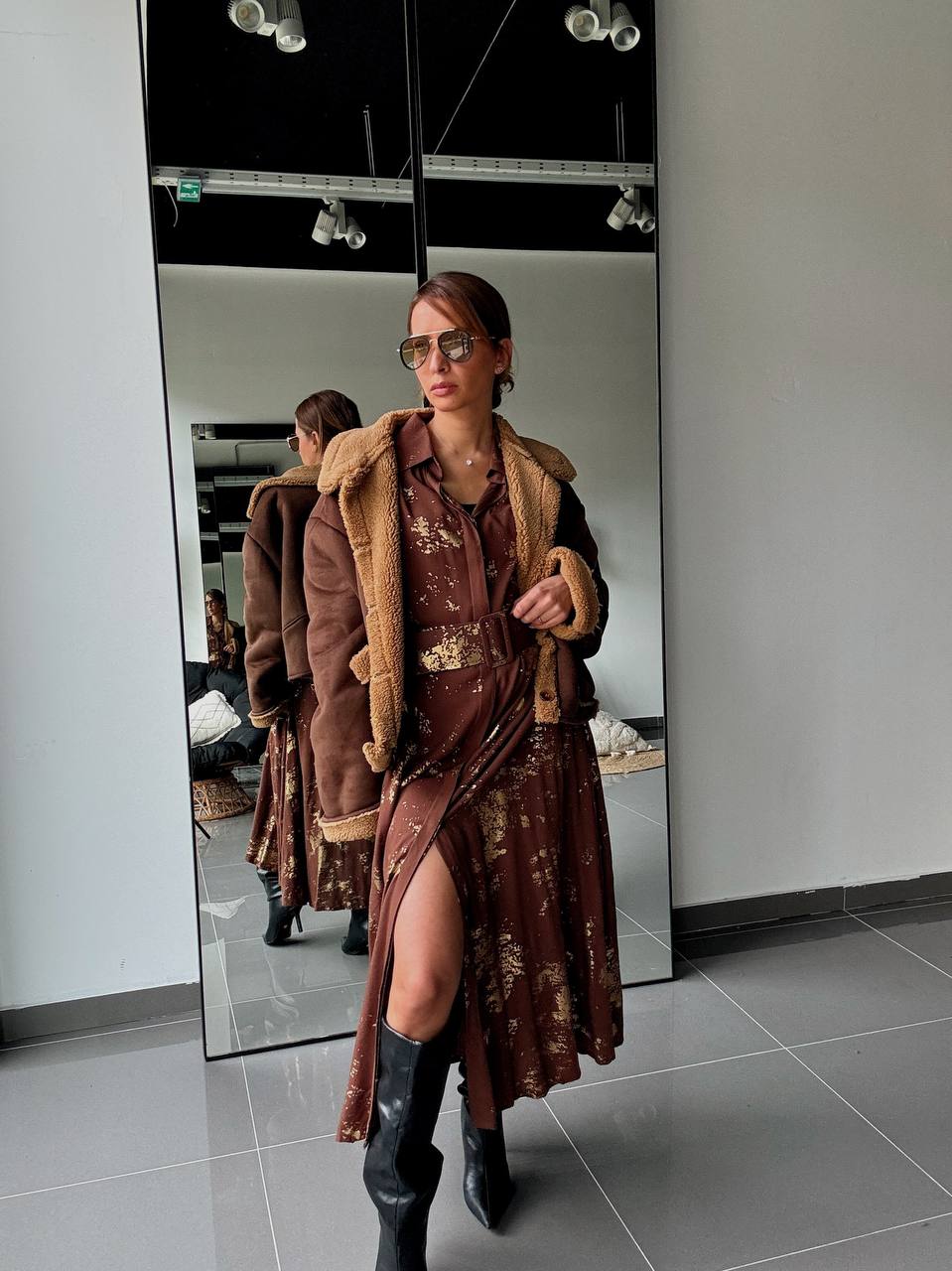 Robe Chemise Longue Marron à Imprimé Doré Avec Ceinture et Poches