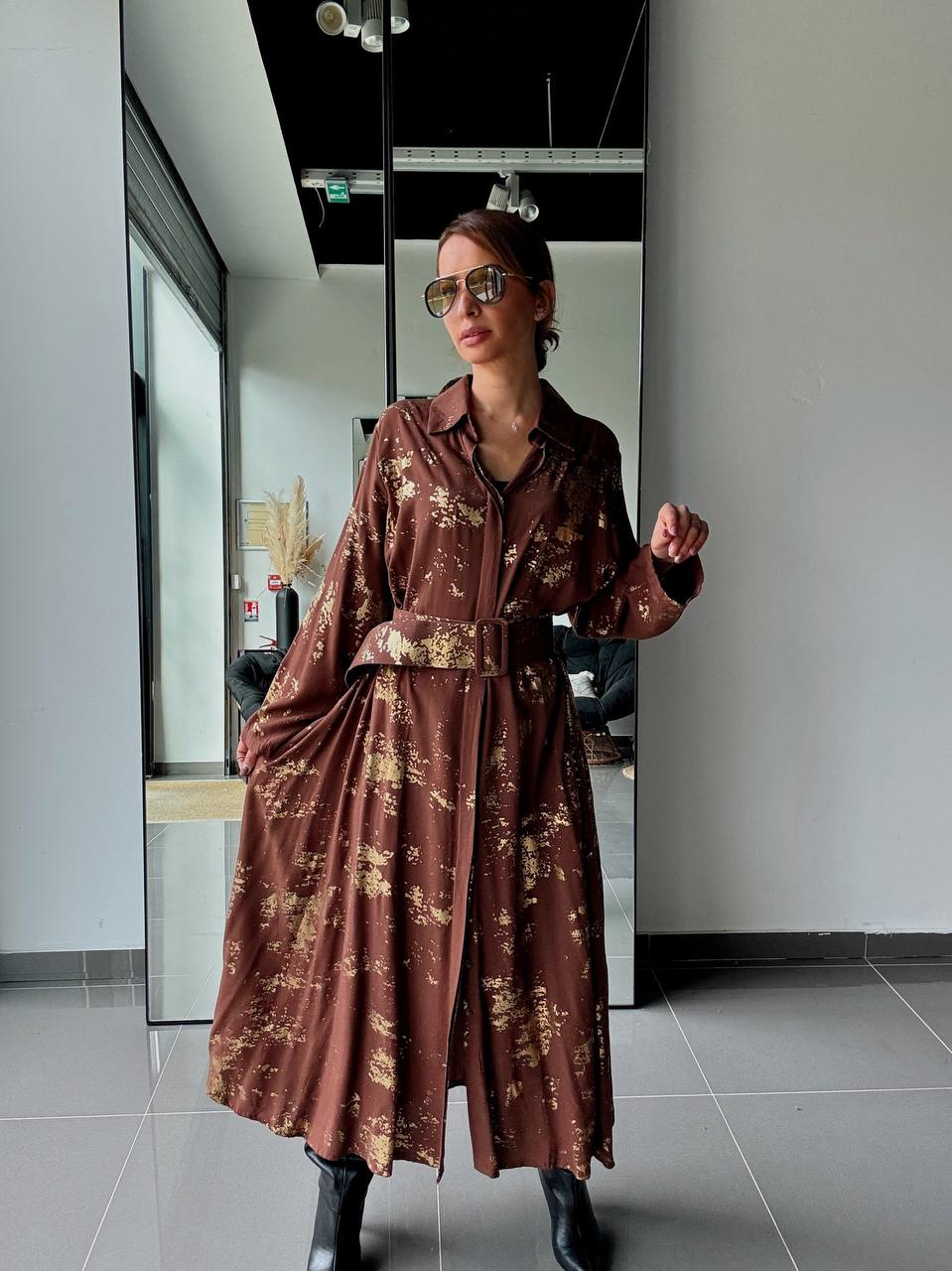 Robe Chemise Longue Marron à Imprimé Doré Avec Ceinture et Poches