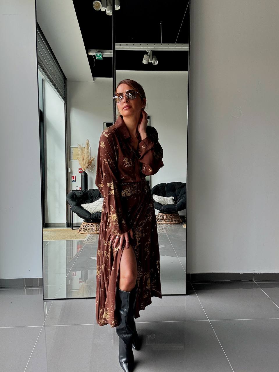 Robe Chemise Longue Marron à Imprimé Doré Avec Ceinture et Poches