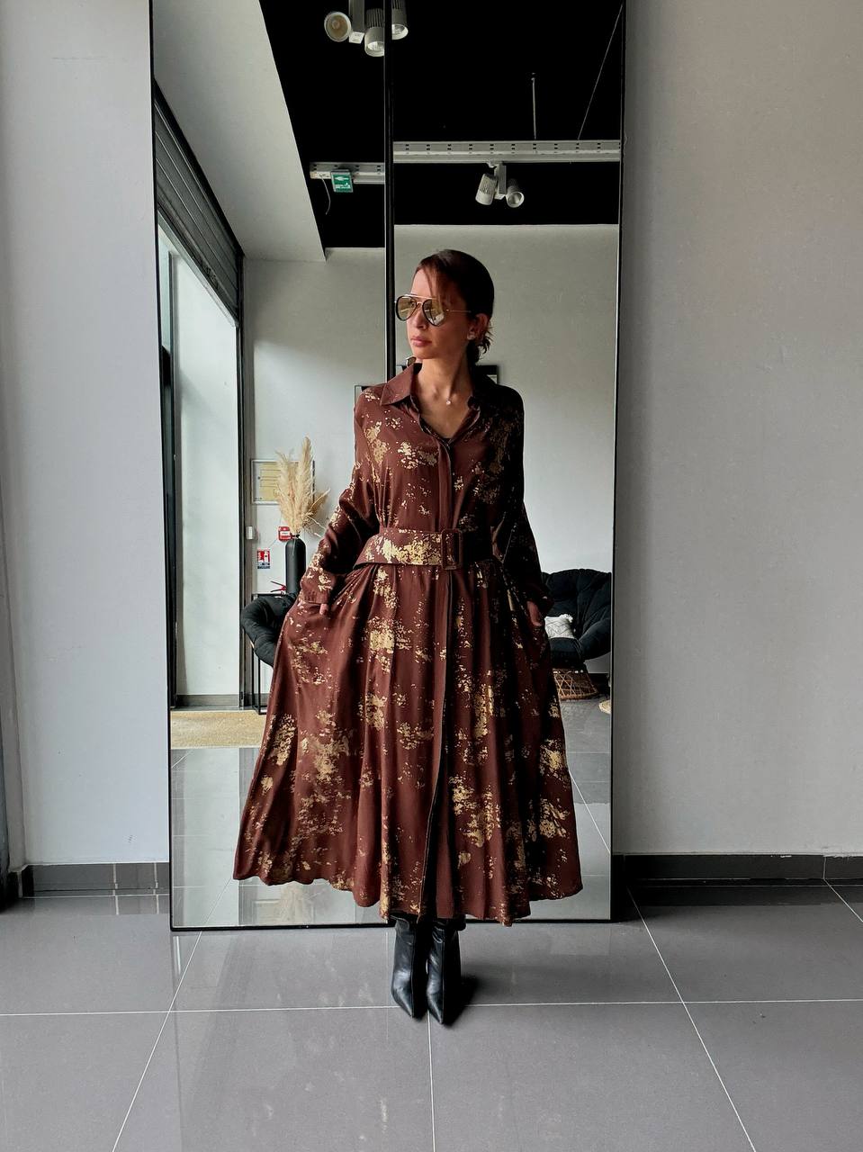 Robe Chemise Longue Marron à Imprimé Doré Avec Ceinture et Poches