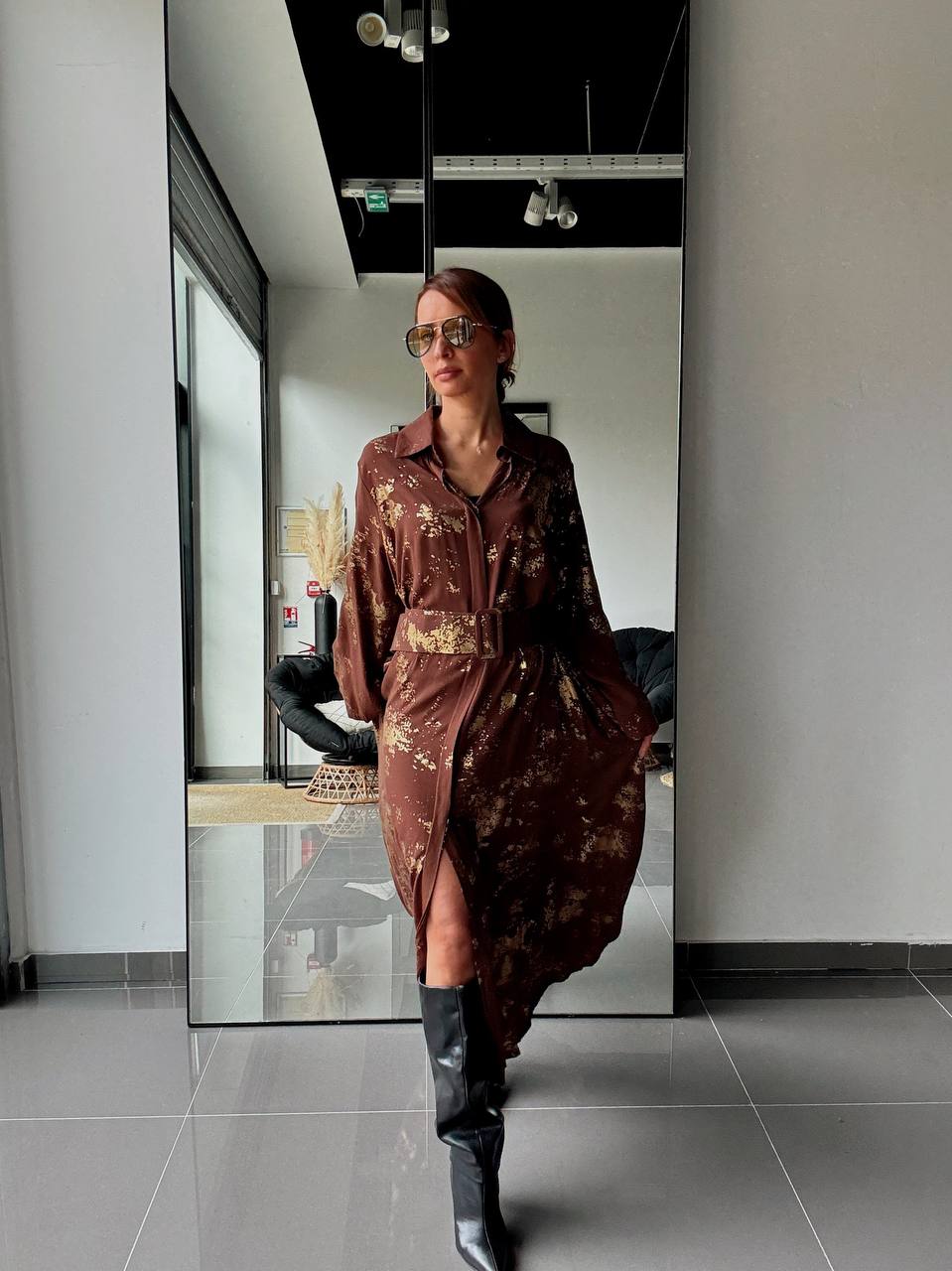 Robe Chemise Longue Marron à Imprimé Doré Avec Ceinture et Poches